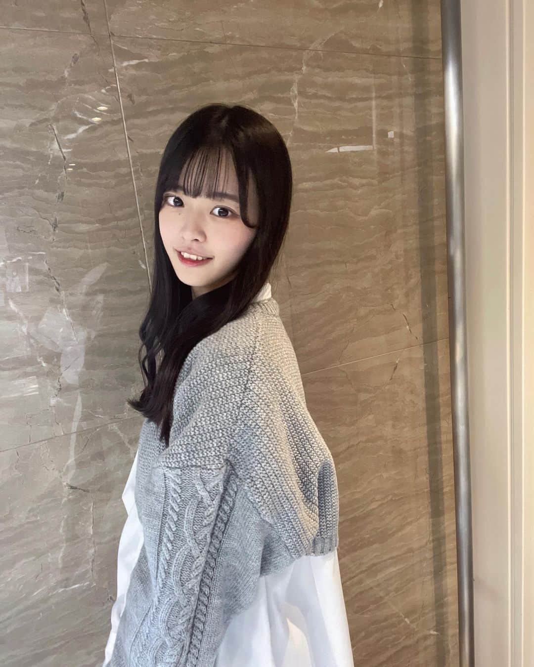 桜田彩叶のインスタグラム：「先日は #オンラインお話会 ありがとうございました 🤍 皆さんとゆっくりお話出来て楽しかったです 🪄  この日は @nmb_kojima_48 さんがプレゼントして下さったお洋服を着ました 🐶 花梨さんプロデュースブランドの  #Rinnu のお洋服 🌿生地がしっかりしててニット暖かかったです！片袖だけあるニット珍しくて可愛い 🫶🏻先日のインスタライブで色違いを着させて頂いたのですが気になってたので嬉しいです 🫧   そして今日から1週間 毎日コーデ 載せます！（ 毎月してる一週間企画！ ）毎日22:00頃に投稿します 🥰チェックしてね〜！   #アイドル  #NMB48  #アイドルヘア  #毎日コーデ  #ニット  #シャツワンピース  #秋服  #秋コーデ」