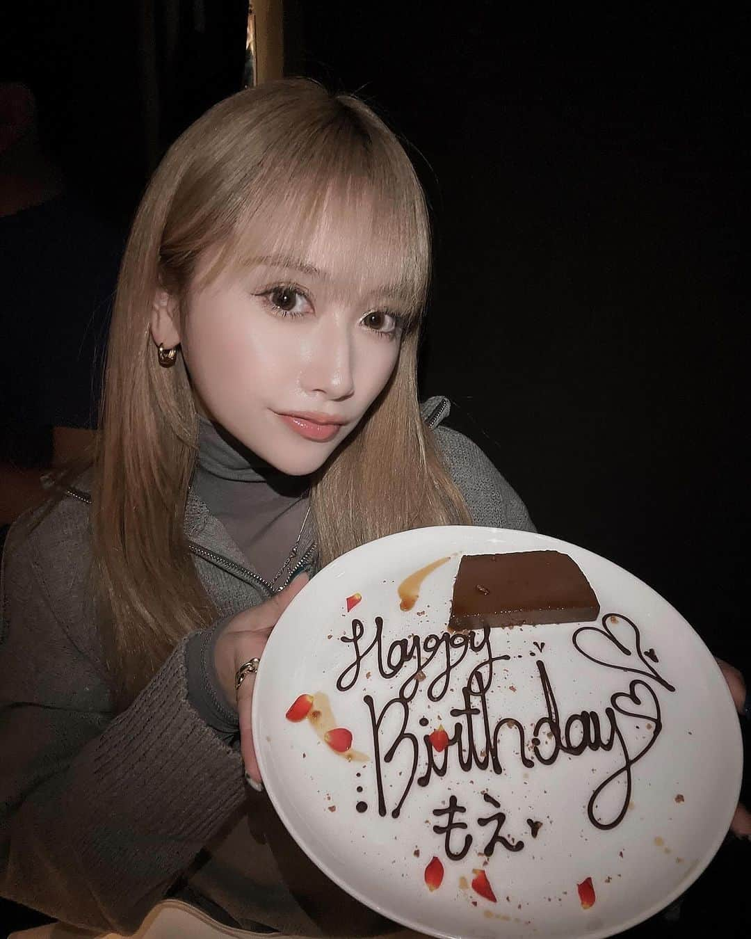 藤井萌のインスタグラム：「遅くなりしましたが、30歳になりました🎂 今年の誕生日もめっちゃ楽しかった♡ 大好きな友達や家族と過ごせてしあわせでした✌️  ついに30代🥹 素敵な女性になれるように 中身も外見も磨き続けたいです👽w  そして30代は、時間の使い方を大事にしたい🕰️ 仕事もがんばりたいし プライベートも楽しみたいし 悔いなく過ごしたいです。  プレゼントやメッセージ、誕生日会してくれたみなさま 本当にありがとうこざいました♡だいすき  感謝の気持ちを忘れず、みんなへ恩返ししできるよう頑張ります👼  #誕生日　#30歳　#みなさまいつもありがとう❤️」