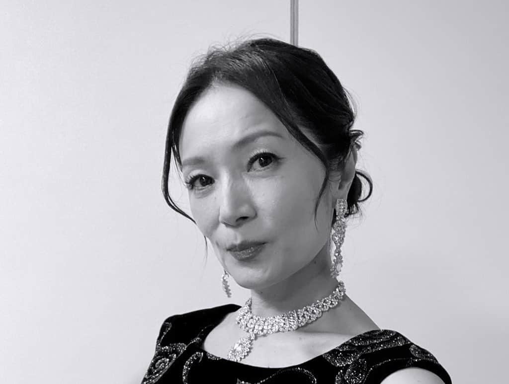 マルシアのインスタグラム：「今日も楽しくお仕事させて頂きました。  ワクワクです。  皆様も元気に楽しくいきましょうね。  今日も感謝  ＃マルシア  #アニークリスマスコンサート2023 #スウィーニートッド2024」