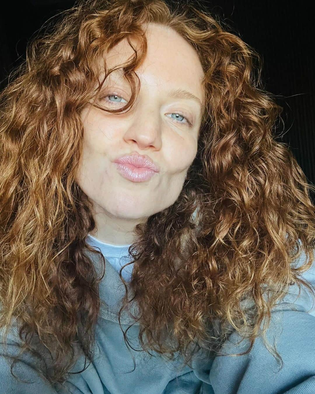 ジェス・グリンのインスタグラム：「Sending love from me and my hair 🧡」