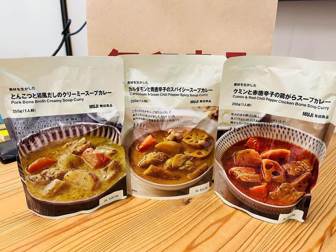 NAOTOのインスタグラム：「今月29日に、あの美味しいカレーを作り続けている無印良品からスープカレーが3種類発売されます。 先日、先駆けて本社にお招き頂き、全て試食してきました❗️ レトルトという縛りで使えない具材があるとはいえ、このクオリティとコスパには、脱帽しかありません。 是非、試してみてください。 一つ一つの説明は、また次回。 #無印良品 #日本スープカレー協会広報宣伝担当理事 #カレーマイスター」