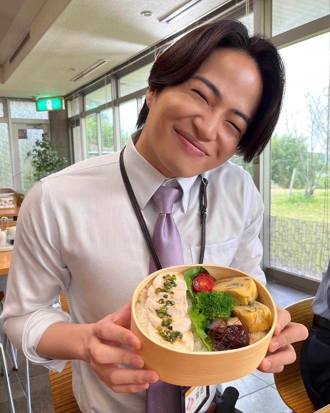 のインスタグラム：「⁡ ⁡ ＼#ゼイチョー 放送中👨‍💼👩‍💼／ ⁡ じゃーん！ 鶏むね肉のよだれ鶏弁当🍱 ⁡ #饗庭ちゃんスマイル #どうぞお納めください #オフショット #菊池風磨」