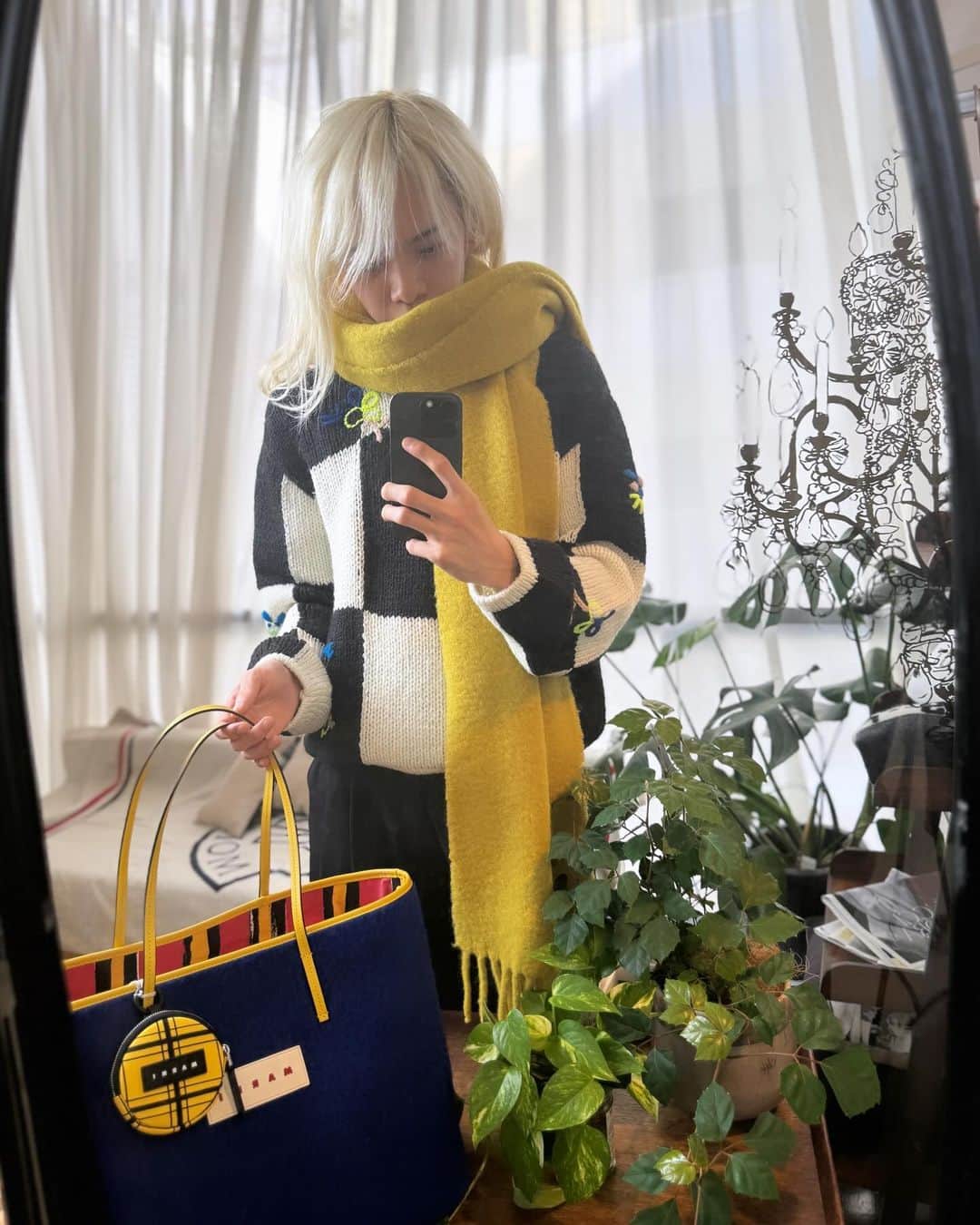 FashionDreamer Dのインスタグラム：「Is it cold where you are?     【台湾话】你那裡冷嗎？   【हिंदी】क्या आप जहां हैं वहां ठंड है?   【Türkçe】Bulunduğunuz yer soğuk mu?   【Português】Está frio onde estás?   ‎【اللغة العربية】هل المكان بارد حيث أنت؟   【Français】Il fait froid là où vous êtes ?   【Italiano】Fa freddo dalle vostre parti?   【한국어】 지금 계신 곳은 춥나요?     【日本語】   秋冬、メンズ ニットコーデ撮影してもらいました 。  ちなみに、このセットのディレクションも担当。   着ること と、 組み上げることは、 やることが全然違うのですが 楽しい撮影でした☺︎     knit @forte_forte scarf @marni bag @marni」