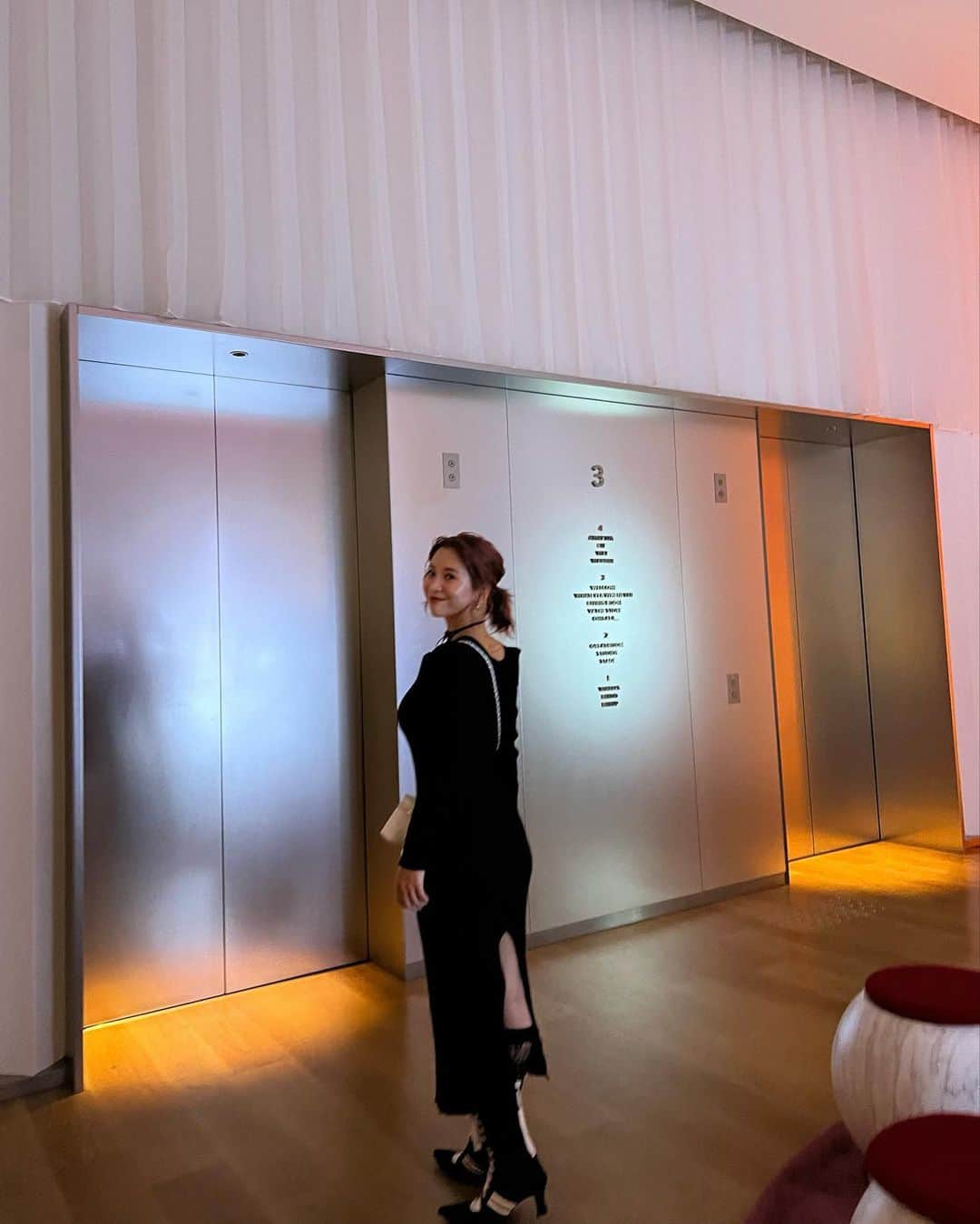 ヒロタナギサのインスタグラム：「_  @wosakahotel 🎧🍷✨」