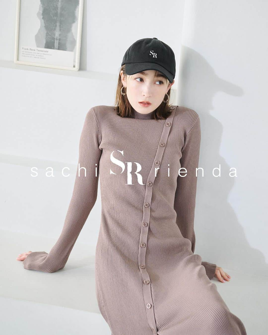 リエンダのインスタグラム：「Sachi × rienda Special Collaboration...♡  ㅤㅤㅤㅤㅤㅤㅤㅤㅤㅤㅤㅤㅤ NOW ON SALE✔︎  - - - - - - - - - - - - - - - - - - - - -  モデルとして活躍する藤井サチさんの センス溢れるイメージからデザインを揉み、 何度も修正を重ね出来上がった コラボレーションアイテム第二弾🕊 ㅤㅤㅤㅤㅤㅤㅤㅤㅤ 藤井サチさんらしい 柔らかなパステルカラーを貴重とした カラーバリエーションで登場🤍  モデルならではの美的センスと、 美しいシルエット、着心地、色味、 全てに拘りの詰まったコレクションとなっております！  - - - - - - - - - - - - - - - - - - - - -  ☑︎フロントボタンスリット Knit OP BLK/L-BRN/PUR ¥13,200(tax in)  - - - - - - - - - - - - - - - - - - - - -  【商品取扱店舗】  < SHELʼTTER WEBSTORE >  < 店舗 > ルミネエスト新宿店・渋谷109店・横浜店 ルミネ立川店・ルクア大阪店・ラゾーナ川崎店 ららぽーと船橋店・名古屋パルコ店 梅田店・ソラリアプラザ店・札幌店  - - - - - - - - - - - - - - - - - - - - -  【Special Novelty】  コラボアイテムを含む 税込¥20,000以上ご購入のお客様に 先着順で"SRストール"をプレゼント🎁  お好きなカラーをお選び頂けます♡  ※無くなり次第終了となります。  - - - - - - - - - - - - - - - - - - - - - #rienda #藤井サチ #sachi_rienda #デートコーデ #お出かけコーデ #女子会コーデ #ワンピース #ブラウスコーデ #きれいめコーデ #ニットワンピース #冬コーデ」