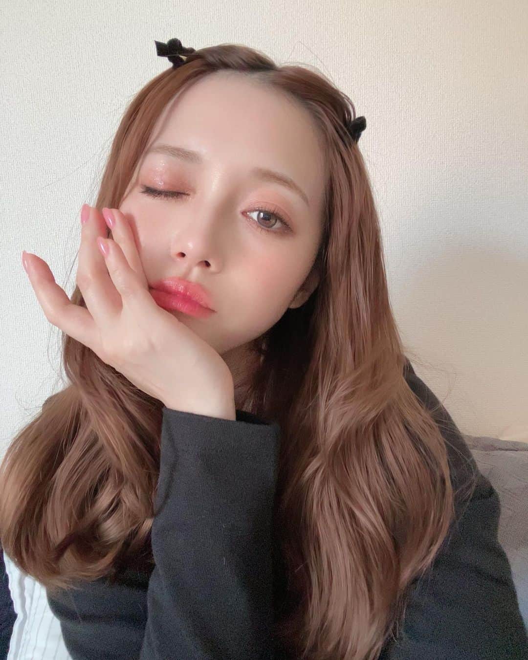 おりもあいのインスタグラム：「眉毛整えてもらったから今日はおでこ出してみた♡ メイクはピンクオレンジ系🍊💗」
