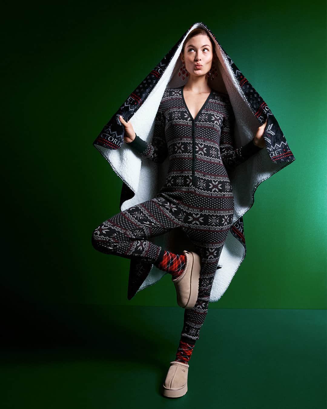 ヴィクトリアズ・シークレットのインスタグラム：「Getting dressed is overrated—especially when your PJs are this festive (and on sale during Black Friday weekend).」