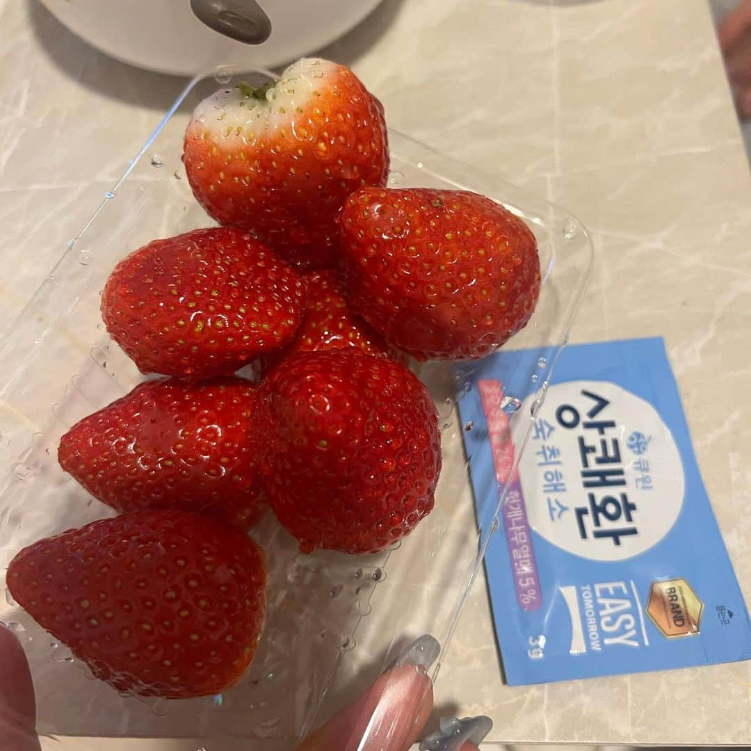 牛江桃子（ももち）さんのインスタグラム写真 - (牛江桃子（ももち）Instagram)「最近 ☃️🍓💙」11月25日 22時23分 - momochi.661