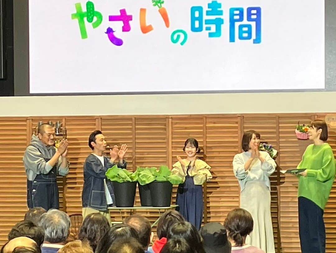 川瀬良子さんのインスタグラム写真 - (川瀬良子Instagram)「NHK 趣味の園芸「やさいの時間」 3年振りに戻ってきました〜😆👏🏻👏🏻👏🏻  深町さん率いる、カミナリさん、川島夕空さんの【さすてな菜園 プランター】 チームに仲間入りさせていただき、 「全国都市緑化かわさきフェア」１年前プレイベント【趣味の園芸フェアｉｎかわさき】の会場で先日、番組公開収録を行い司会進行として参加させていただきました！  番組の前半は、ホウレンソウの寒締め栽培の楽しみ方と栽培法。後半は、川崎市多摩区菅地区で育てられてきた伝統野菜“のらぼう菜”の生産者さんを取材し、その味と楽しみ方、栽培方法などをご紹介します！  テーマは 🌱寒さを味方に 葉もの野菜🌱  初回放送は、11月26日(日)朝8時〜🌈  ぜひぜひ！見て下さい😊👏🏻  🥬🍠🥕🧅🍅  久しぶりのやさいの時間は、いつもテレビで見ていたプランターチームの中に入らせていただきなんだか不思議な感じでしたが、素晴らしいチームワークのみなさんの優しさと楽しさに、リハからうれしくてニヤニヤが止まりませんでした🤩  そしてスタッフのみなさんも、暑い日も寒い日も共にしたメンバーだったので、久々にお会い出来たことが嬉しかった〜😆  本番が始まると、お客様がほかほかのあったかい笑顔で参加して下さり、リラックスして挑むことができ、あっという間に収録が終わっちゃいました！  カミナリのお2人が、道具の準備などの合間を絶妙なトークで繋いで下さり、お客様も私たちもとっても楽しかったです！（放送されないのがもったいない🤣）  大好きでとても大切なやさいの時間に、またこのようなかたちで携わることが出来て、本当に嬉しかったです！！！！！  公開収録のあとには、杉浦太陽さん、大家志津香さんのベジガーデンチームとのトークショー！ （こちらの放送はありません👏🏻）  久々の太陽さん！初めましての大家さんのコンビもテンポが素晴らしく、お話が弾む弾む🤩 イベントの時間がオーバーしまうほどの盛り上がりでした！  イベントにご参加いただいた農家さんやみなさま、そしてそして、お客様！長時間本当にありがとうございました👏🏻👏🏻👏🏻  川崎市の魅力をたくさん知ることができた公開収録&トークショー😊  明日の放送が、私自身もすっごく楽しみです！ ぜひ！見て下さいね〜♪  🌱🌱🌱🌱🌱  #趣味の園芸 #やさいの時間 #さすてな菜園プランター  #プランター #プランター栽培 #ベジガーデン #野菜作り #野菜 #農作業 #畑 #家庭菜園 #ベランダ菜園 #伝統野菜 #のらぼう菜　 #全国都市緑化フェア @gfa_kawasaki2024  #神奈川県 #川崎市 #かわさきフェア」11月25日 22時25分 - kawase_ryoko