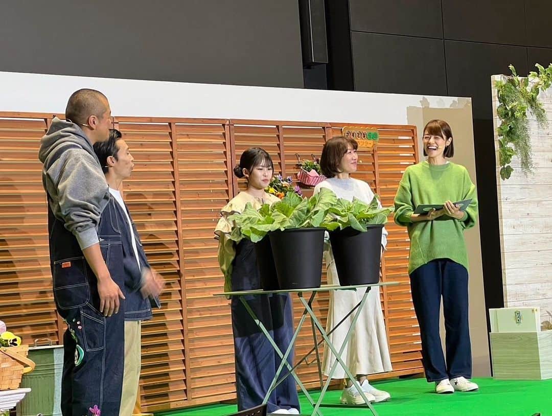 川瀬良子さんのインスタグラム写真 - (川瀬良子Instagram)「NHK 趣味の園芸「やさいの時間」 3年振りに戻ってきました〜😆👏🏻👏🏻👏🏻  深町さん率いる、カミナリさん、川島夕空さんの【さすてな菜園 プランター】 チームに仲間入りさせていただき、 「全国都市緑化かわさきフェア」１年前プレイベント【趣味の園芸フェアｉｎかわさき】の会場で先日、番組公開収録を行い司会進行として参加させていただきました！  番組の前半は、ホウレンソウの寒締め栽培の楽しみ方と栽培法。後半は、川崎市多摩区菅地区で育てられてきた伝統野菜“のらぼう菜”の生産者さんを取材し、その味と楽しみ方、栽培方法などをご紹介します！  テーマは 🌱寒さを味方に 葉もの野菜🌱  初回放送は、11月26日(日)朝8時〜🌈  ぜひぜひ！見て下さい😊👏🏻  🥬🍠🥕🧅🍅  久しぶりのやさいの時間は、いつもテレビで見ていたプランターチームの中に入らせていただきなんだか不思議な感じでしたが、素晴らしいチームワークのみなさんの優しさと楽しさに、リハからうれしくてニヤニヤが止まりませんでした🤩  そしてスタッフのみなさんも、暑い日も寒い日も共にしたメンバーだったので、久々にお会い出来たことが嬉しかった〜😆  本番が始まると、お客様がほかほかのあったかい笑顔で参加して下さり、リラックスして挑むことができ、あっという間に収録が終わっちゃいました！  カミナリのお2人が、道具の準備などの合間を絶妙なトークで繋いで下さり、お客様も私たちもとっても楽しかったです！（放送されないのがもったいない🤣）  大好きでとても大切なやさいの時間に、またこのようなかたちで携わることが出来て、本当に嬉しかったです！！！！！  公開収録のあとには、杉浦太陽さん、大家志津香さんのベジガーデンチームとのトークショー！ （こちらの放送はありません👏🏻）  久々の太陽さん！初めましての大家さんのコンビもテンポが素晴らしく、お話が弾む弾む🤩 イベントの時間がオーバーしまうほどの盛り上がりでした！  イベントにご参加いただいた農家さんやみなさま、そしてそして、お客様！長時間本当にありがとうございました👏🏻👏🏻👏🏻  川崎市の魅力をたくさん知ることができた公開収録&トークショー😊  明日の放送が、私自身もすっごく楽しみです！ ぜひ！見て下さいね〜♪  🌱🌱🌱🌱🌱  #趣味の園芸 #やさいの時間 #さすてな菜園プランター  #プランター #プランター栽培 #ベジガーデン #野菜作り #野菜 #農作業 #畑 #家庭菜園 #ベランダ菜園 #伝統野菜 #のらぼう菜　 #全国都市緑化フェア @gfa_kawasaki2024  #神奈川県 #川崎市 #かわさきフェア」11月25日 22時25分 - kawase_ryoko