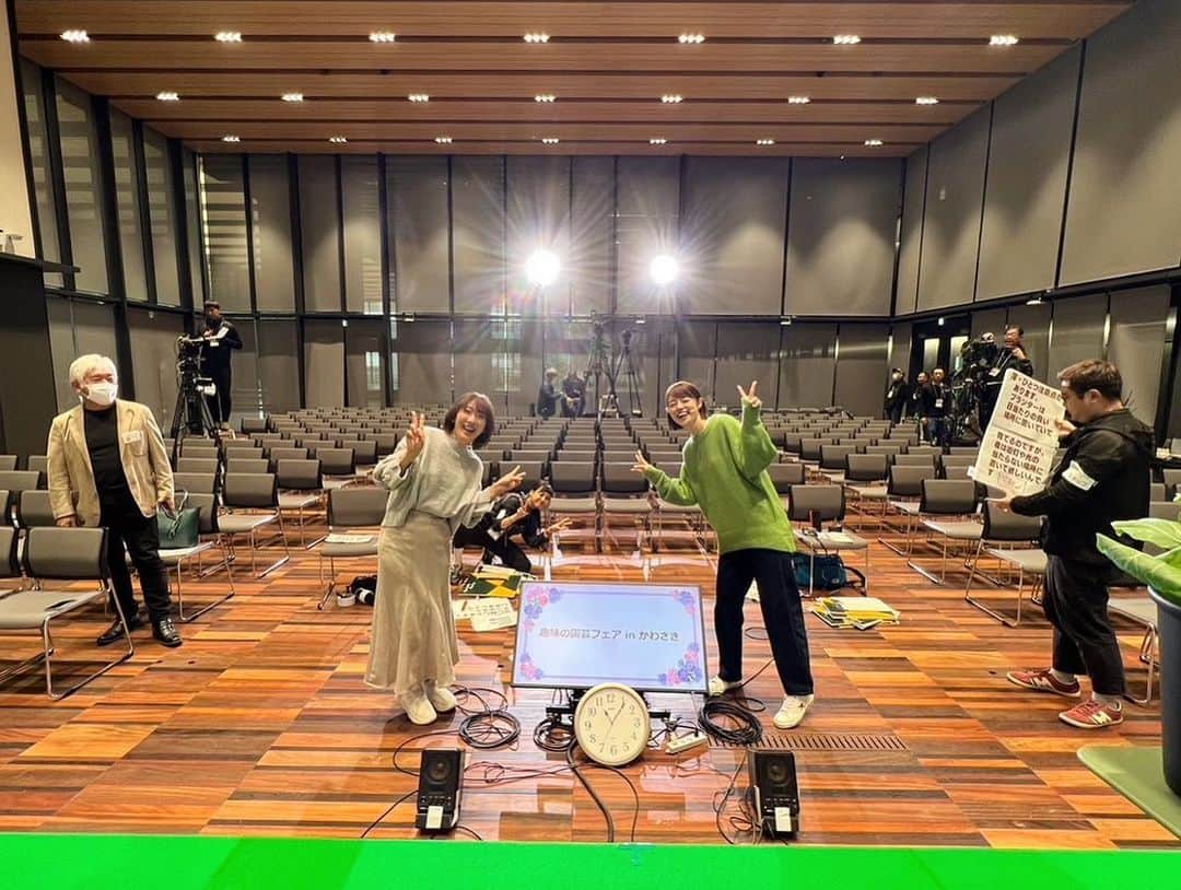川瀬良子さんのインスタグラム写真 - (川瀬良子Instagram)「NHK 趣味の園芸「やさいの時間」 3年振りに戻ってきました〜😆👏🏻👏🏻👏🏻  深町さん率いる、カミナリさん、川島夕空さんの【さすてな菜園 プランター】 チームに仲間入りさせていただき、 「全国都市緑化かわさきフェア」１年前プレイベント【趣味の園芸フェアｉｎかわさき】の会場で先日、番組公開収録を行い司会進行として参加させていただきました！  番組の前半は、ホウレンソウの寒締め栽培の楽しみ方と栽培法。後半は、川崎市多摩区菅地区で育てられてきた伝統野菜“のらぼう菜”の生産者さんを取材し、その味と楽しみ方、栽培方法などをご紹介します！  テーマは 🌱寒さを味方に 葉もの野菜🌱  初回放送は、11月26日(日)朝8時〜🌈  ぜひぜひ！見て下さい😊👏🏻  🥬🍠🥕🧅🍅  久しぶりのやさいの時間は、いつもテレビで見ていたプランターチームの中に入らせていただきなんだか不思議な感じでしたが、素晴らしいチームワークのみなさんの優しさと楽しさに、リハからうれしくてニヤニヤが止まりませんでした🤩  そしてスタッフのみなさんも、暑い日も寒い日も共にしたメンバーだったので、久々にお会い出来たことが嬉しかった〜😆  本番が始まると、お客様がほかほかのあったかい笑顔で参加して下さり、リラックスして挑むことができ、あっという間に収録が終わっちゃいました！  カミナリのお2人が、道具の準備などの合間を絶妙なトークで繋いで下さり、お客様も私たちもとっても楽しかったです！（放送されないのがもったいない🤣）  大好きでとても大切なやさいの時間に、またこのようなかたちで携わることが出来て、本当に嬉しかったです！！！！！  公開収録のあとには、杉浦太陽さん、大家志津香さんのベジガーデンチームとのトークショー！ （こちらの放送はありません👏🏻）  久々の太陽さん！初めましての大家さんのコンビもテンポが素晴らしく、お話が弾む弾む🤩 イベントの時間がオーバーしまうほどの盛り上がりでした！  イベントにご参加いただいた農家さんやみなさま、そしてそして、お客様！長時間本当にありがとうございました👏🏻👏🏻👏🏻  川崎市の魅力をたくさん知ることができた公開収録&トークショー😊  明日の放送が、私自身もすっごく楽しみです！ ぜひ！見て下さいね〜♪  🌱🌱🌱🌱🌱  #趣味の園芸 #やさいの時間 #さすてな菜園プランター  #プランター #プランター栽培 #ベジガーデン #野菜作り #野菜 #農作業 #畑 #家庭菜園 #ベランダ菜園 #伝統野菜 #のらぼう菜　 #全国都市緑化フェア @gfa_kawasaki2024  #神奈川県 #川崎市 #かわさきフェア」11月25日 22時25分 - kawase_ryoko