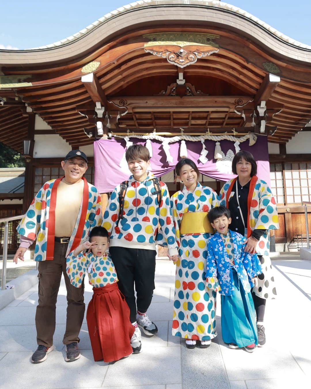 蔡阿嘎のインスタグラム：「這次來日本的重點：753節！剛好桃貴5歲、波能米寶3歲，穿自製hahababy 的袴服來神社參拜參拜！😁😁😁」