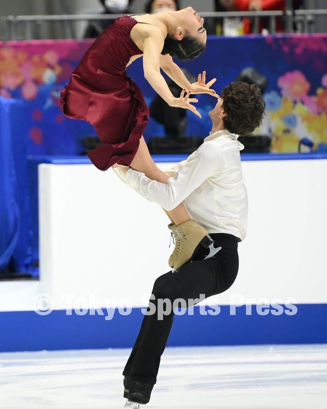 小松原美里のインスタグラム：「Free Dance ✔︎  It was the performance more close to the usual practice than yesterday. One of my goal of this competition other than score and skill was “perform what I've practiced. As usual.” Half way completed, so I’ve got homework to do😊 I’m so proud of us switching mind in the night, so we can make positive performance to each other and to you. Concentration was there from the beginning to the breath at the end. Yet to be the best performance, many places to be better. But for today, that was what we could deliver. Fully enjoyed each moment. I hope you enjoyed as well🌹  I am greatful for sharing experience and emotions on the ice/off the ice with such a great skaters and coaches. Amazing public and staffs gave me love and courage. Thank you so much from the bottom of my heart! ❤️ Can’t wait to make myself to higher myself!  Tomorrow, we perform our new EX program. Choreographed ourselves, costume by me(don’t look closely;p). I hope you guys enjoy it 🌬️🌸  昨日のリズムダンスよりも、より練習に近い演技をする事が出来ました！この大会でのスコアや技術以外での私の目標の一つに「練習通り演技を届ける。いつも通り。」でした。半分くらいだけ出来たので宿題沢山😊 夜の間に2人ともしっかり頭の切り替えをして、自分達の為に、観てくださっている方へ、ポジティブな演技を届けられるよう行動できた事を誇りに思います。公式練習から演技の最後の息まで集中がありました。ベストまではまだまだ。改善点満載ですが、今日、今できる演技を届けました。全ての瞬間を味わう事が出来ました！演技を楽しんで頂けたでしょうか🌹  オフアイスでもオンアイスでも素晴らしいスケーター達やコーチ達と経験や感情をシェアする事が出来る場にいる事が出来、感謝しております。とても素敵な観客の皆様の応援やスタッフの皆様の応援から愛を感じ、勇気を頂きました。心の底より、ありがとうございました！❤️自分をより高く強いバージョンの自分に進化させる事が楽しみです！  明日は、新しいエキシビションプログラムを披露します。 自分達で振り付けし、衣装も自分で貼り付けたり塗ったり(あんまり近くで見ないように笑)。楽しんで頂けるよう滑ります🌬️🌸  #nhk杯フィギュア」