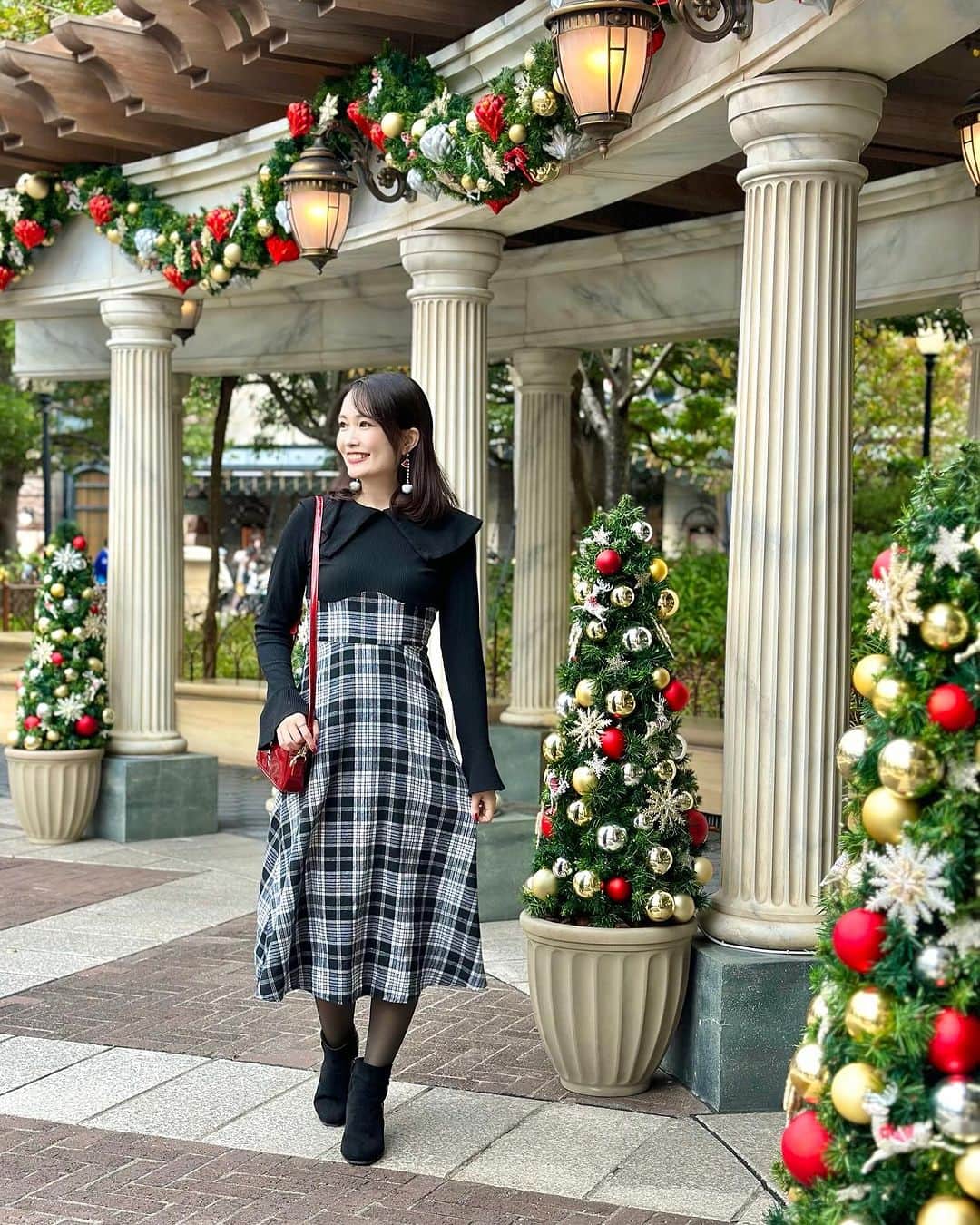 浅井麻里さんのインスタグラム写真 - (浅井麻里Instagram)「🎀SHEIN / ブラックワンピース🎀 ⁡ プチプラで可愛いお洋服が買えて愛用してる SHEINの新しいブランド✨ 〈FRIFUL〉は、日本人の体型によりフィットしたデザインで サイズ感も日本人に合ったものが多いの！👗💕 ⁡ 仕事でもプライベートでも使いやすい、 200点以上のデザイン豊富な商品があるから きっと好みのお洋服がみつかるよー♬😋 ⁡ このワンピースも、ウエスト高めの切り替えデザインだから スタイルアップしてみせてくれるのが嬉しい❤️🥰 最近、SHEINの購入品の中でもFRIFULの割合高め❤️ ⁡ 元々お手頃価格なのに、更にお得になるクーポンコード のせとくから使ってね💕🙌 ⁡  🎀SHEINで使えるクーポンコード 【 FRIFUL142 】 ＊5,999円以下の購入で15%オフ ＊6,000円以上の購入で20％オフ 買い物かご→購入手続きへ→クーポンコード、の箇所に 「FRIFUL142」を入力して適用を押す→購入 ［この投稿保存しとくと買う時に見返せて便利だよ♬］  @shein_japan @shein_official  ⁡ #SHEIN #FRIFUL #SHEINコーデ #FRIFULコーデ #BeSHEINモデル #PR #SHEINコーデ #SHEIN購入品 #秋コーデ #購入品紹介 #ブラックコーデ #ブラックワンピース #ブラックワンピ #デートコーデ #大人可愛い #クリスマスコーデ #クリスマスツリー #ガーリーコーデ #クリスマスデート #クリスマスギフト」11月25日 22時26分 - mari_asai_625