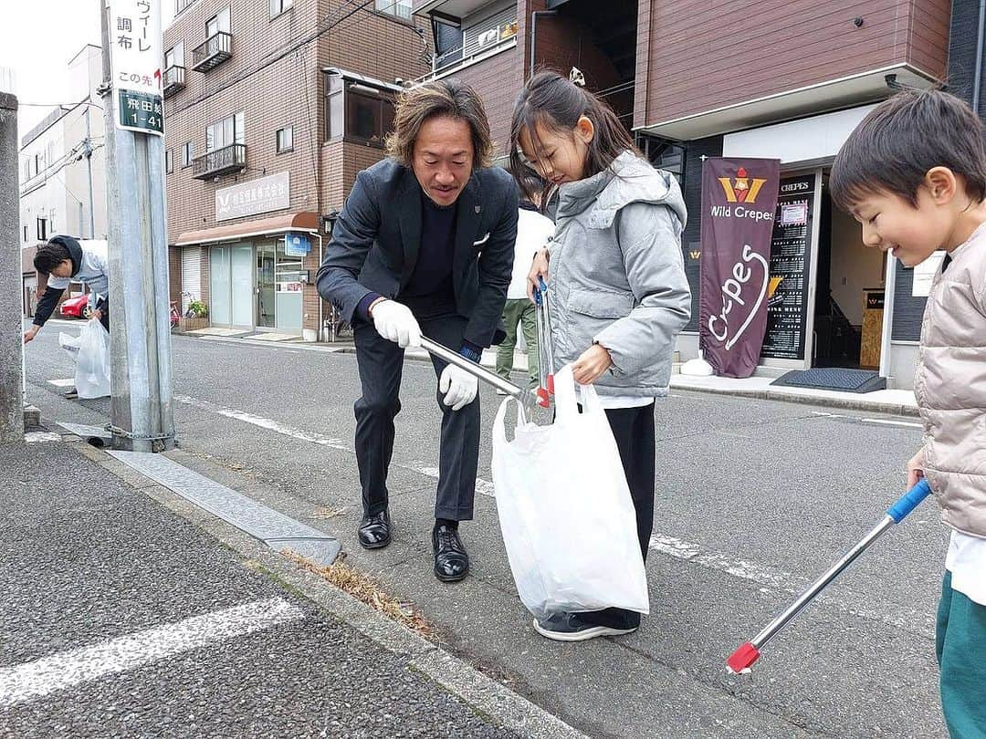 石川直宏さんのインスタグラム写真 - (石川直宏Instagram)「『2023シーズンホーム最終戦』  朝は #日本郵船 #NYK の皆さんと、味スタ・日本郵船飛田給体育場周辺を、1年の感謝とともにゴミ拾いを実施🤝  サポーター有志の皆さんも自発的にゴミ拾いを実施してくれました💙❤️  ご協力いただきありがとうございました✊🗑️  終了後は味スタに移動し、青赤パークにて真理さん @marihibino1031 にリードしていただきながら、選手たちとのトークショー🎤  ここまで今シーズンともに戦ってきた選手たちの率直な想いや覚悟を聴いていただきました。  試合は結果を含め、チーム・クラブの現状が表れた姿だったと思います。  6年前の2017シーズンに引退を決意し、最終戦にピッチに立った想いとその光景がフラッシュバックしました。  想いは変わりません。  目の前の事から目を背けず、素直に受け入れ、でも自分たちを信じ、改善を積み重ねながら着実に1歩ずつ歩みを続けていく覚悟もまた新たに生まれました。  僕たちは何を目指し、何を積み上げ、何を成し遂げるべきなのか。  まだ何も成し遂げてはいないからこそ、その正解なんて分からない。  だから、正解を探す旅ではなく、正解を導き出し合うための熱量と関係を今後の手段の中で築いていきたい。  熱量を消し合うのではなく、互いに焚きつけ合える関係を。  そんなクラブにしていきたいんです。  そのための覚悟が決まりました。  ひとつも無駄にしたくないし、ひとつも無駄にしない。  正直な想いをぶつけ合い、焚きつけ合い、そのために必要な互いへのリスペクトを胸に、FC東京の未来をともに彩っていきたいと思います。  最終戦はアウェイ湘南戦になりますが、信じ合い、出し切り、シーズンを終えましょう。  少し早いですが、今シーズンもありがとうございました！！　　  #明治安田生命J1リーグ #jleague #Jリーグ #DAZN #fctokyo #FC東京 @fctokyoofficial  #Tokyo #東京 #東京が熱狂 #FC東京ファミリー #YoullNeverWalkAlone #YNWA #fctokyoclubcommunicator  #FC東京クラブコミュニケーター #NaohiroIshikawa #石川直宏」11月25日 22時27分 - sgss.18