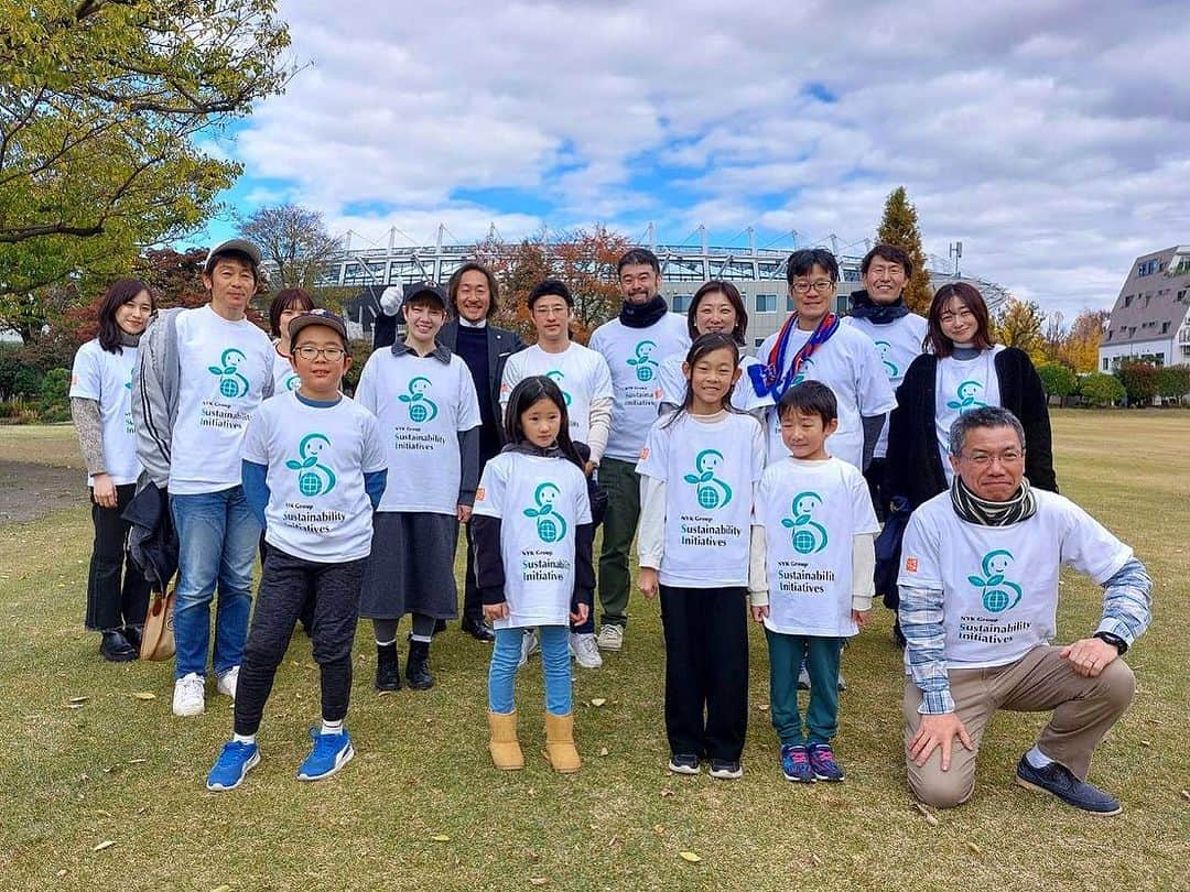 石川直宏のインスタグラム：「『2023シーズンホーム最終戦』  朝は #日本郵船 #NYK の皆さんと、味スタ・日本郵船飛田給体育場周辺を、1年の感謝とともにゴミ拾いを実施🤝  サポーター有志の皆さんも自発的にゴミ拾いを実施してくれました💙❤️  ご協力いただきありがとうございました✊🗑️  終了後は味スタに移動し、青赤パークにて真理さん @marihibino1031 にリードしていただきながら、選手たちとのトークショー🎤  ここまで今シーズンともに戦ってきた選手たちの率直な想いや覚悟を聴いていただきました。  試合は結果を含め、チーム・クラブの現状が表れた姿だったと思います。  6年前の2017シーズンに引退を決意し、最終戦にピッチに立った想いとその光景がフラッシュバックしました。  想いは変わりません。  目の前の事から目を背けず、素直に受け入れ、でも自分たちを信じ、改善を積み重ねながら着実に1歩ずつ歩みを続けていく覚悟もまた新たに生まれました。  僕たちは何を目指し、何を積み上げ、何を成し遂げるべきなのか。  まだ何も成し遂げてはいないからこそ、その正解なんて分からない。  だから、正解を探す旅ではなく、正解を導き出し合うための熱量と関係を今後の手段の中で築いていきたい。  熱量を消し合うのではなく、互いに焚きつけ合える関係を。  そんなクラブにしていきたいんです。  そのための覚悟が決まりました。  ひとつも無駄にしたくないし、ひとつも無駄にしない。  正直な想いをぶつけ合い、焚きつけ合い、そのために必要な互いへのリスペクトを胸に、FC東京の未来をともに彩っていきたいと思います。  最終戦はアウェイ湘南戦になりますが、信じ合い、出し切り、シーズンを終えましょう。  少し早いですが、今シーズンもありがとうございました！！　　  #明治安田生命J1リーグ #jleague #Jリーグ #DAZN #fctokyo #FC東京 @fctokyoofficial  #Tokyo #東京 #東京が熱狂 #FC東京ファミリー #YoullNeverWalkAlone #YNWA #fctokyoclubcommunicator  #FC東京クラブコミュニケーター #NaohiroIshikawa #石川直宏」