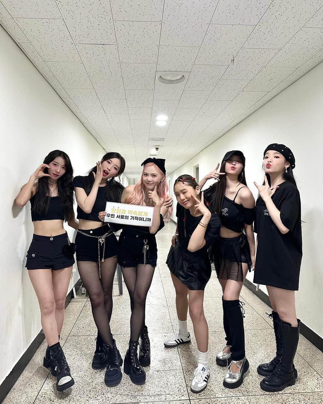 OH MY GIRLさんのインスタグラム写真 - (OH MY GIRLInstagram)「231125 2023 OH MY GIRL FAN CONCERT [OH MY LAND] 📸  오랜만에 만나 더 반갑고 즐거웠던 오마이랜드 🏰 미라클이 가득한 오마이랜드로 놀러 와주신 크리들에게도 행복한 기억이 됐길 바라요💖  #오마이걸 #OHMYGIRL #OMG #OHMYLAND」11月25日 22時27分 - wm_ohmygirl