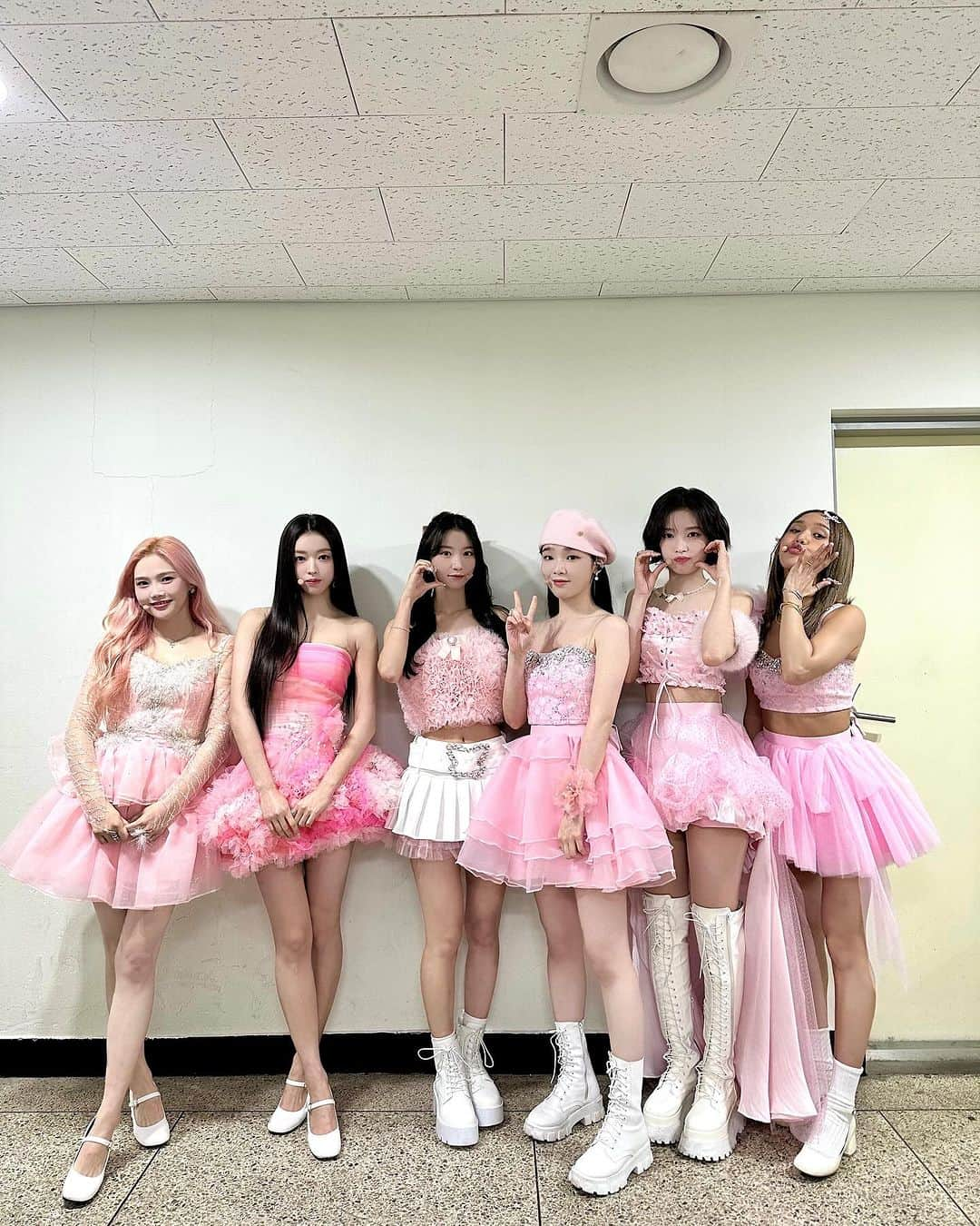 OH MY GIRLのインスタグラム：「231125 2023 OH MY GIRL FAN CONCERT [OH MY LAND] 📸  오랜만에 만나 더 반갑고 즐거웠던 오마이랜드 🏰 미라클이 가득한 오마이랜드로 놀러 와주신 크리들에게도 행복한 기억이 됐길 바라요💖  #오마이걸 #OHMYGIRL #OMG #OHMYLAND」