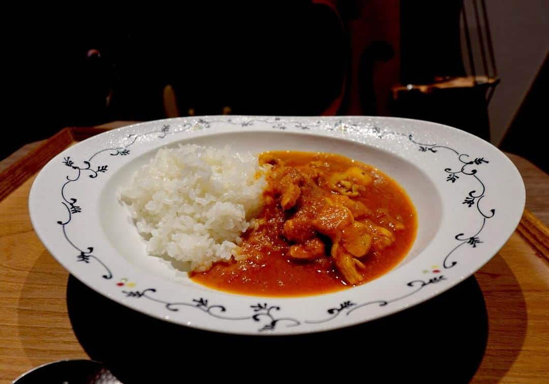 休日課長のインスタグラム：「課長のチキンカレー。彼女の分もあります。旨いです。食べて欲しいです。 #自炊 #カレー #独身 #今宵は長い」