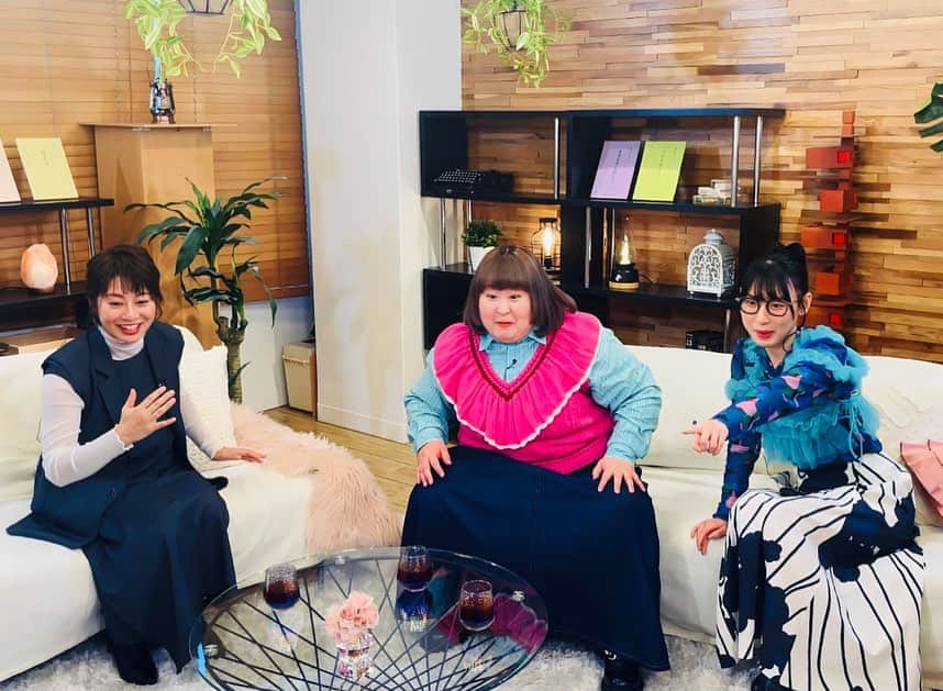 久保田直子さんのインスタグラム写真 - (久保田直子Instagram)「『恋するシナリオ』 出演者が選んだ“シナリオ”で恋の行方が変わっていく、新しい恋愛番組😍   え？私が、恋愛番組？いいのでしょうか… 縁がないと思われた新たなジャンル。興奮おさえられず鼻息荒めで見守らせていただきました🫣  3時のヒロイン・かなでさん、ハシヤスメ・アツコさんと🫶お2人との時間、楽しかったな…またご一緒できたらいいな。  2枚目、急展開に前のめりになる３人😂 あーだこーだ言いながら見ていただけたら嬉しいです！  #恋するシナリオ  #かなで さん #ハシヤスメアツコ  さん #ハシヤスメ・アツコ  さん #久保田直子」11月25日 22時34分 - naoko_kubota_ex