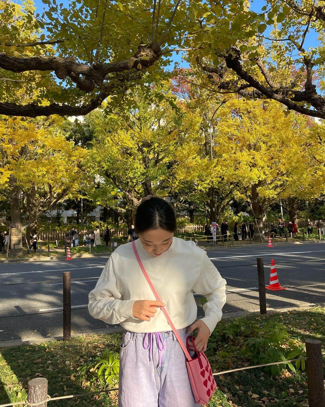 森ひかるさんのインスタグラム写真 - (森ひかるInstagram)「. なんだかんだ毎年行けてるいちょう並木🍂 1000円でgetしたデニムと友達とお揃いのバッグ💜❤️ . #いちょう並木 #外苑前いちょう並木」11月25日 22時34分 - _hikapoline_