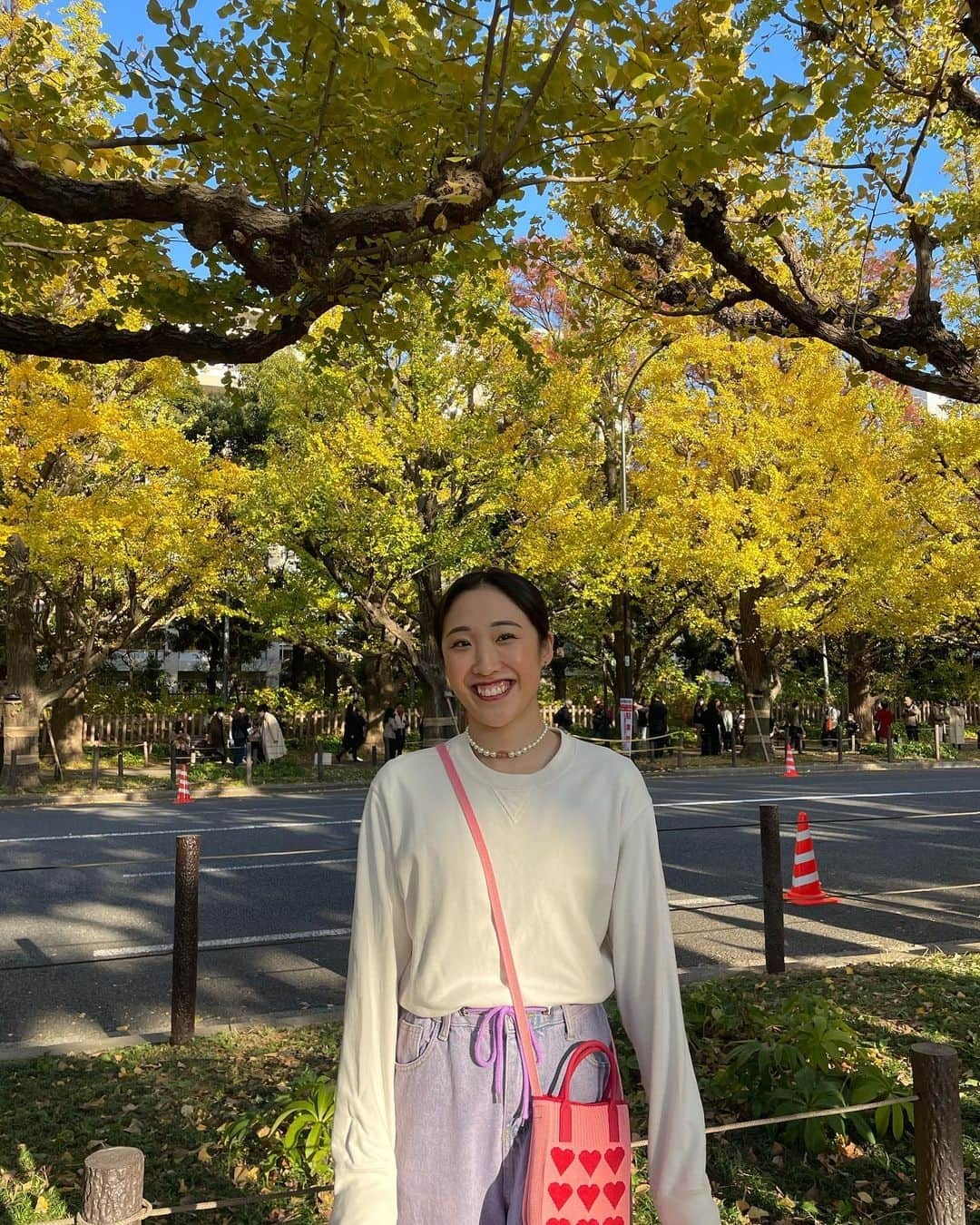 森ひかるさんのインスタグラム写真 - (森ひかるInstagram)「. なんだかんだ毎年行けてるいちょう並木🍂 1000円でgetしたデニムと友達とお揃いのバッグ💜❤️ . #いちょう並木 #外苑前いちょう並木」11月25日 22時34分 - _hikapoline_