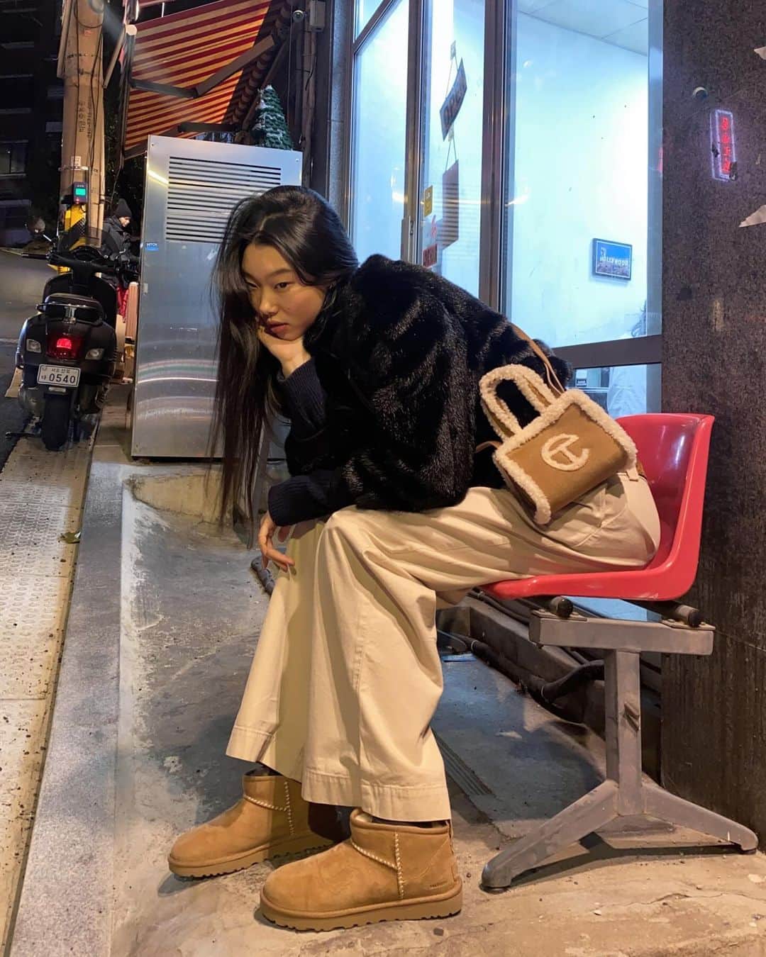 ペ・ユニョンさんのインスタグラム写真 - (ペ・ユニョンInstagram)「📸👝🤍🥾🐑🤎」11月25日 22時35分 - mulan_bae
