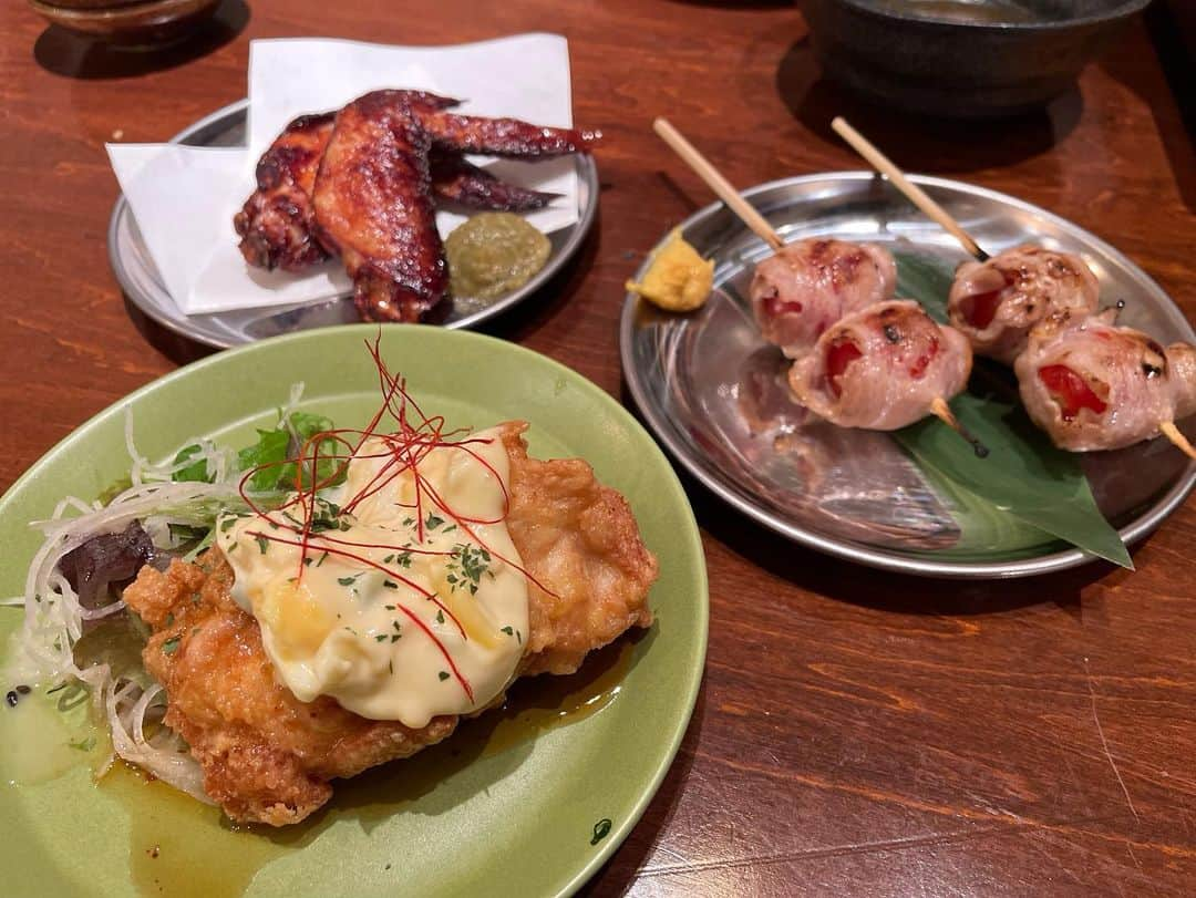 松浦麻里奈さんのインスタグラム写真 - (松浦麻里奈Instagram)「九州料理専門店の当店は本格博多もつ鍋美味かった😻🤚 国産牛の新鮮なモツのみを使用したもつ鍋！！ 博多もつ鍋 九州料理専門 木村屋本店 代々木西口店へ行ってきた😋  10月オープンしたばかりの新店舗、 店内はアットホームで広々としてたよーっ🌷 木のぬくもりがいい感じ！！大人数でも入りやすい雰囲気だった！  刺し身盛り、塩で食べるイカうま！！ 串焼きもあり、オツマミ系も、ガッツリ系も お酒が進む〜😼🌹  食べたのは、木村屋満喫コース！！ 飲み放題もついてて、お腹いっぱいになるよ😏👍  #木村屋本店代々木西口 #代々木居酒屋 #飲み放題 #もつ鍋 #食べ放題 #PR」11月25日 22時37分 - ay114.831m