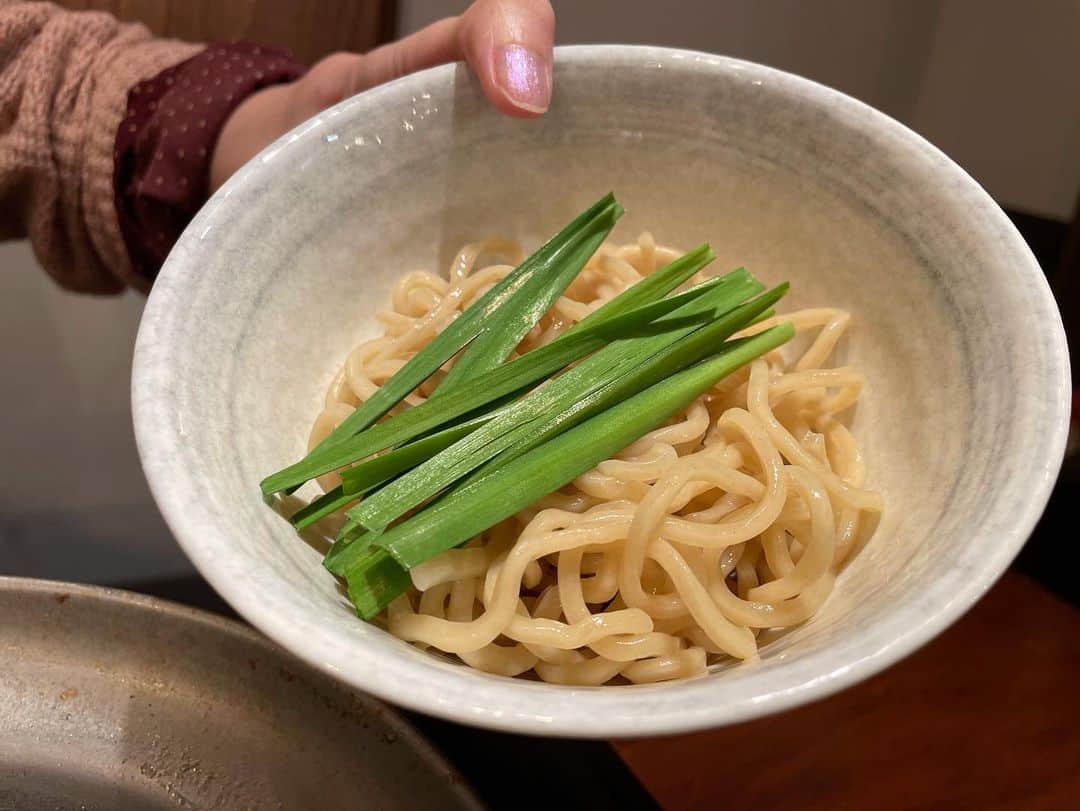 松浦麻里奈さんのインスタグラム写真 - (松浦麻里奈Instagram)「九州料理専門店の当店は本格博多もつ鍋美味かった😻🤚 国産牛の新鮮なモツのみを使用したもつ鍋！！ 博多もつ鍋 九州料理専門 木村屋本店 代々木西口店へ行ってきた😋  10月オープンしたばかりの新店舗、 店内はアットホームで広々としてたよーっ🌷 木のぬくもりがいい感じ！！大人数でも入りやすい雰囲気だった！  刺し身盛り、塩で食べるイカうま！！ 串焼きもあり、オツマミ系も、ガッツリ系も お酒が進む〜😼🌹  食べたのは、木村屋満喫コース！！ 飲み放題もついてて、お腹いっぱいになるよ😏👍  #木村屋本店代々木西口 #代々木居酒屋 #飲み放題 #もつ鍋 #食べ放題 #PR」11月25日 22時37分 - ay114.831m