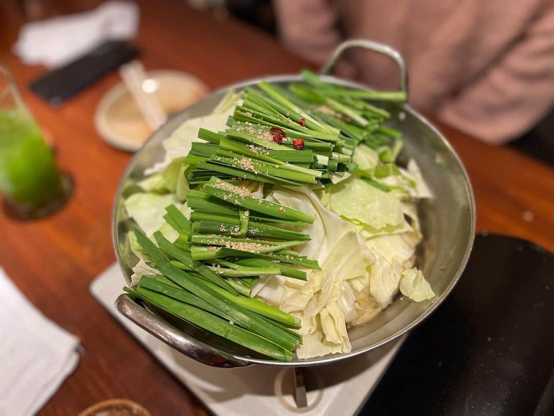 松浦麻里奈のインスタグラム：「九州料理専門店の当店は本格博多もつ鍋美味かった😻🤚 国産牛の新鮮なモツのみを使用したもつ鍋！！ 博多もつ鍋 九州料理専門 木村屋本店 代々木西口店へ行ってきた😋  10月オープンしたばかりの新店舗、 店内はアットホームで広々としてたよーっ🌷 木のぬくもりがいい感じ！！大人数でも入りやすい雰囲気だった！  刺し身盛り、塩で食べるイカうま！！ 串焼きもあり、オツマミ系も、ガッツリ系も お酒が進む〜😼🌹  食べたのは、木村屋満喫コース！！ 飲み放題もついてて、お腹いっぱいになるよ😏👍  #木村屋本店代々木西口 #代々木居酒屋 #飲み放題 #もつ鍋 #食べ放題 #PR」