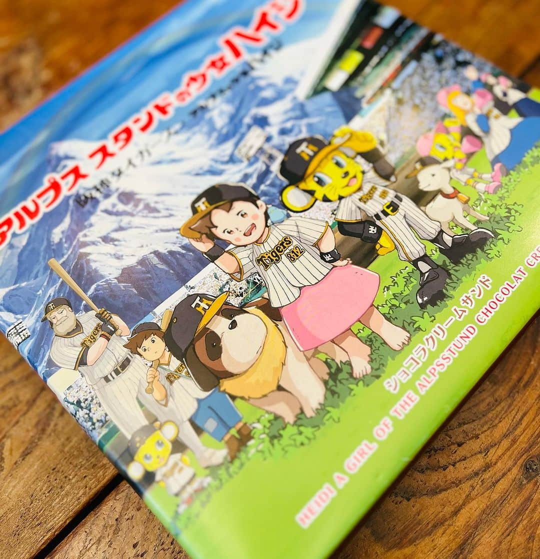 浅野千絵さんのインスタグラム写真 - (浅野千絵Instagram)「土曜日  メガネお渡しのお客様からスタート♡  いつもめちゃくちゃおしゃれなお客様 今日も素敵なお召し物♡ 新しいメガネに合わせてのコーデ 嬉しいです！！ ありがとうございます😊  メガネがアイコン👓だから 服に合わせてメガネを変えたい♡ ご主人様がもう1本良いよ♡と言ってくれたからと、 新しいメガネのお渡しだったのに  また違う雰囲気のメガネをご覧頂き決めて頂く♡ 嬉しいです！！！ またお渡しも楽しみです♡ ありがとうございます！！！  そして メガネのメンテナンスとフィッティングにお越しくださったお客様 とっても可愛いお客様 かき氷🍧話で盛り上がる ありがとうございます！！ またいらしてくださいませ♡  そして 船乗りになります！と言っていたお客様が、船乗りになり 半年間の船に乗って太平洋を往復して帰ってこられ メガネのメンテナンスとフィッティングにお越しくださる  仕事のお話もめちゃくちゃ興味深くて、色々聞いてしまう！！！  実は、サングラスが欲しくてと お客様。 松潤似のお客様には、これでしょ！！！をお出ししてみたら こんな感じを探していたと♡ ドンピシャセレクトできました！ 良かった！！  フィッティングをさせて頂き そのまま掛けて帰って頂く ありがとうございます！！！ また寄ってくださいませ♡ ありがとうございます！！ にねん そして 私がメガネに携わった頃から 応援してくださっているお客様がお越しくださる  ずっとご縁が繋がっていることに本当に感謝だなぁとしみじみ  最初の頃にお勧めしたフレームは もう十分にお役目を果たし 今のお客様なら、こちら！！ と引き算するメガネをお勧め 気に入って頂く♡ 嬉しい！ありがとうございます！  そしてご一緒くださったお客様も 検眼、フレーム選び、フィッティングとイチイチフルコースをご堪能頂く  頑張りすぎる眼を 少しでも楽にお使い頂き なおかつ、どんなシーンでも使って頂けるメガネを♡ 私の中で一択だったあのフレームを気に入ってもらえて幸せ ありがとうございます！！！  そして EnchantyのManaさんと弟様 メガネのメンテナンスとフィッティングを。  メガネが歪んでしまい、直すまでの間、昔のメガネを使っていたというお話 歯を磨いて口をゆすいだあと 水をペッてすると同時にメガネが落ちる話が漫画みたいでめちゃくちゃ面白かったです！！  そして 劇団を設立されたとのこと おめでとう御座います！！ もうワクワクと夢に溢れてて良きー！！！と思いました！ またお立ち寄りくださいませ！ ありがとうございます！！  そして お嬢様とご一緒くださったお客様 小学2年生からstylist & fitter 11 ichiichiに来てくれていたお嬢様が、すごく背が伸びてて！！ いつのまに！！！ って感じでびっくりする。 完全に親戚のおばちゃん化してます。  お父様が検眼されている間に 2年生の時にお家から持ってきてくれ、お店で色塗りした塗り絵を見せ、お絵描きタイムすることに  2年生のときも色塗り上手だなぁと思っていたけれど 6年生ともなると 観察力も増し増しで 画力があがっていてびっくりする  成長を感じさせてもらえることも これまた幸せ♡ また来てね♡ ありがとうございます！！！  みっちりなスケジュールでも 変に重なったりすることなく お客様をお迎えできた日♡  ありがとうございます！！！  #メガネ選び #掛け心地 #似合うメガネがみつかる眼鏡屋 #スタイリストがいる店 #大阪メガネ屋」11月25日 22時38分 - asanochie