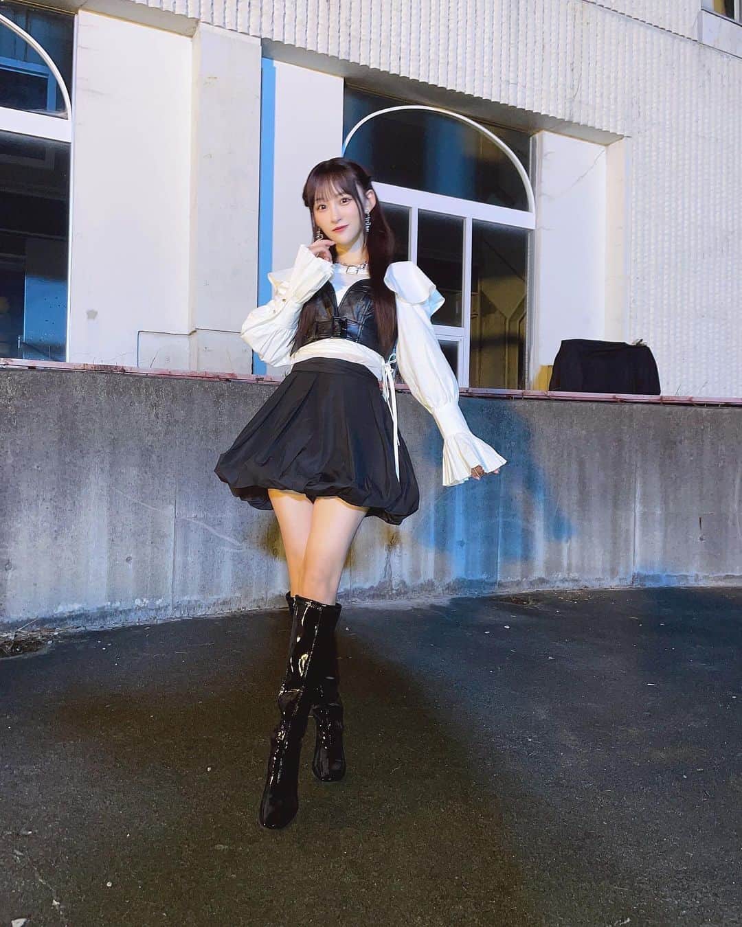音嶋莉沙のインスタグラム：「『狂想カタストロフィ』 MVが公開されました🖤🪽 ⁡ 久しぶりのダークな世界観… 沢山浸ってね⸜❤︎⸝‍」