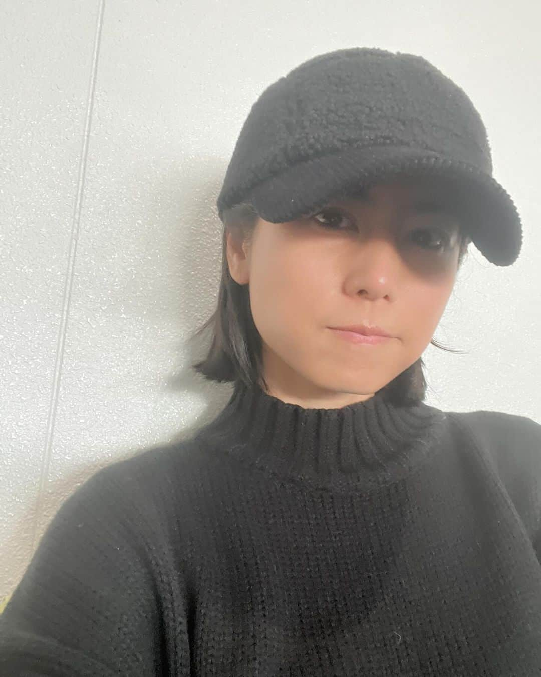 芳野友美のインスタグラム：「東京に戻りましたー！ 短い滞在でしたが、束の間の家族との時間も過ごせて充実✨ 　 写真は#福岡空港 にて。 昨日とは打って変わってなんか逃亡者みたいだね（笑） レンズも曇ってた💦 　 また地元に貢献出来るよう頑張らねば！！！ ひとまず今日はゆっくり休みます☆」