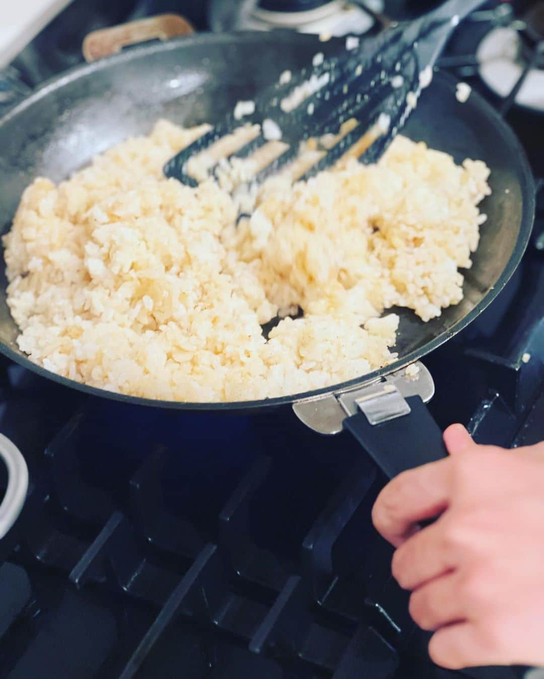 神崎恵さんのインスタグラム写真 - (神崎恵Instagram)「・ 作る、食べる、仕事。 毎日ほぼその繰り返しで１日が終わるので、 作るか、食べるか、仕事か、の画像しかないのですが。 今夜は次男が作ってくれた夜ご飯。 確か4つめか5つめに教えたレシピです。 ガーリックライスの上にステーキをのせる我が家の定番メニューのひとつ。 ガーリックライスの上には、ステーキやスパイシーチキンや、ハンバーグや、 いろいろのせてガッツリ美味しく食べることができます。 ガーリックライスも、ニンニクみじん切り、バター、ライス、塩胡椒、しょうゆだけで簡単に美味しくできるから嬉しい。 お肉の焼き加減も💮 上にちらすフライドオニオンとネギが更に美味しくしてくれます。 ポテトグラタンも美味しかった🍴 長男、次男、作るメニューもそれぞれ個性がでて面白いです。  #おうちごはん」11月25日 22時49分 - megumi_kanzaki