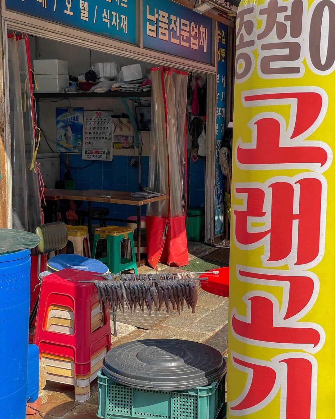 吉田夏海さんのインスタグラム写真 - (吉田夏海Instagram)「釜山のチャガルチ市場でランチしたよ☺️✨  この日は子供の体調が微妙だったので 予定変更してホテルから徒歩圏内の チャガルチ市場付近でランチして お散歩しつつ帰ってゆっくり過ごしました🌼  韓国でお魚はあまり食べてなかったので なんだか新鮮だったな🤭🐟  とても混んでいて人気店だったのかな？💭  どれも美味しかった🩵  息子も爆食いしてたんだけど最後咳き込み プチ🤮してお着替えしました。。  このオーバーオール旅行中に着せると 100パー🤮するのなんで？w  まあこれも旅の思い出だね🥹  ランチ行く距離だったけど お着替え持って来といてよかった💮w  #korea #busan #busantrip  #jagalchimarket  #韓国 #釜山 #釜山旅行  #釜山グルメ #チャガルチ市場  #子連れ旅行 #子連れ韓国  #子連れ釜山 #子連れ海外」11月25日 22時41分 - natsumiiiiiiiiiii
