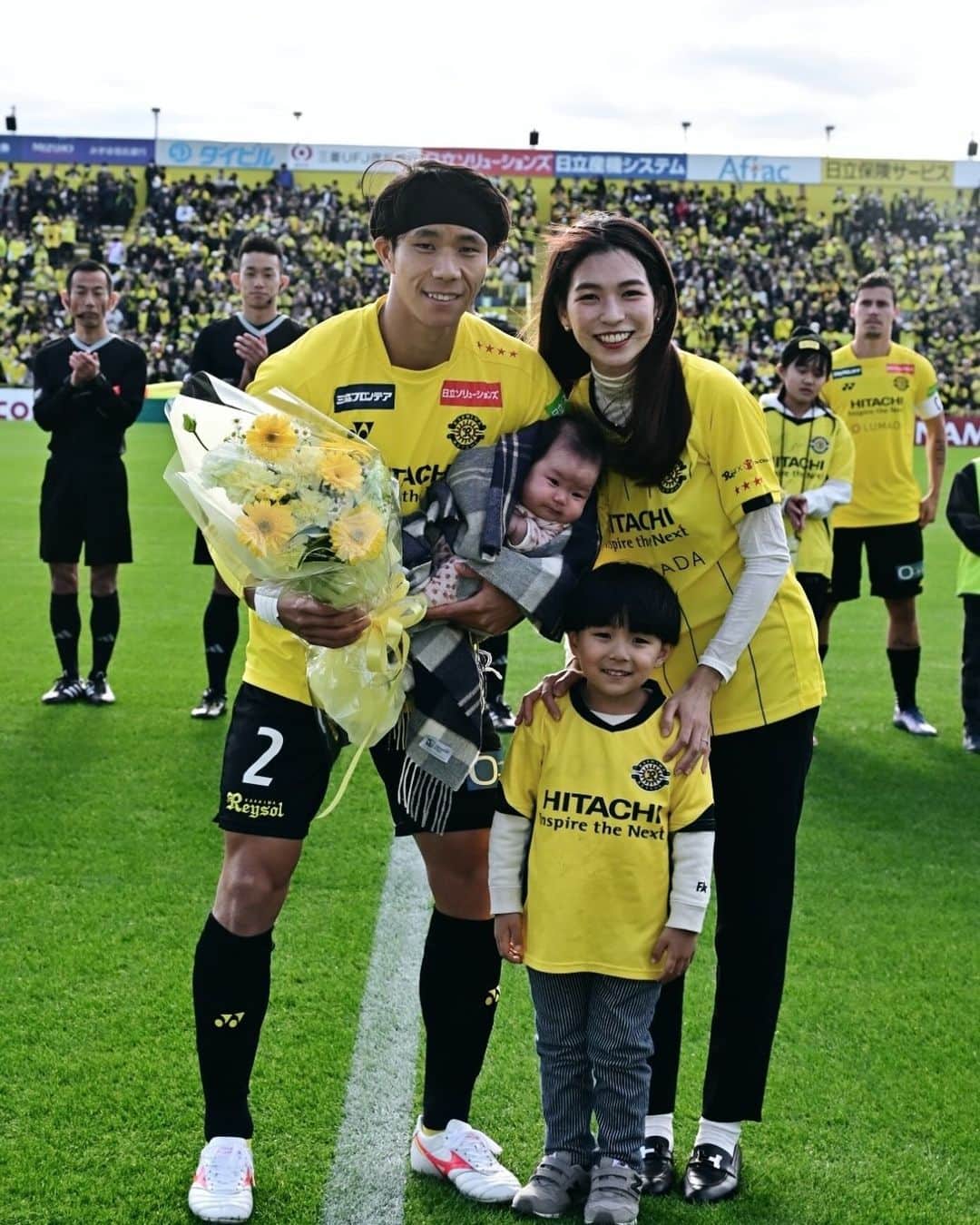 三丸拡のインスタグラム：「J1リーグ150試合出場達成記念セレモニーを行っていただきました。  柏レイソル、そしてサガン鳥栖の ファン・サポーター、クラブ関係者の皆さんには 感謝の気持ちでいっぱいです。 まだまだ道半ばですが、 これからも目の前の一試合に全力を注いで、 一つずつ積み重ねていきます。  試合では自分の力不足を感じるばかりで 勝って残留を確定させる事ができず悔しいですが、 リーグ最終戦、天皇杯とチームを勝たせられるように また明日から頑張ります！  今日も最高の応援をありがとうございました！  #柏レイソル #サガン鳥栖」