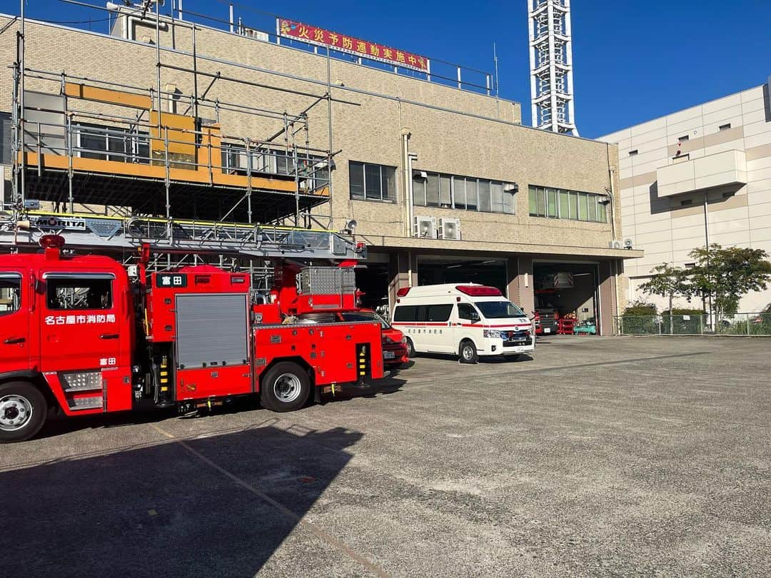 中里さや香のインスタグラム：「娘が2-3日に一回、見に行きたいという中川消防署🚒  本署だから凄く大きいし、見学スペースもあるから訓練してる姿とか見れるの😚💓  隊員の人も皆優しくて、いつも消防署のシールをくれます😌母も娘もファンです🤣💓  3枚目にあるはしご車はスウェーデン🇸🇪とドイツ🇩🇪が一緒に造った日本に一台しかない消防車なんです！！かっこいい✨  家の近くにこーゆーのあると良いよね💓 っていうお話でした笑  消防車好きな人は是非、3枚目を見てね笑💓  #中川消防署#消防署#消防車#救急車#消防車が好き」