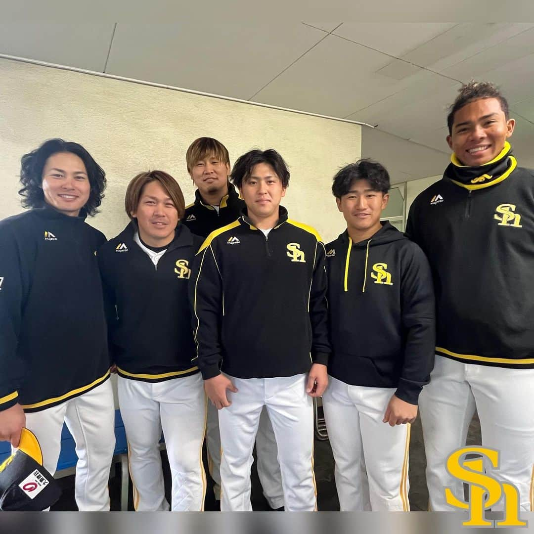 福岡ソフトバンクホークスのインスタグラム：「#ベースボールキッズ2023 #大分会場 #別大興産スタジアム #甲斐拓也 #笠谷俊介 #杉山一樹 #野村大樹 #三浦瑞樹 #水谷瞬 #2023年11月25日 #softbankhawks #ホークス #sbhawks」