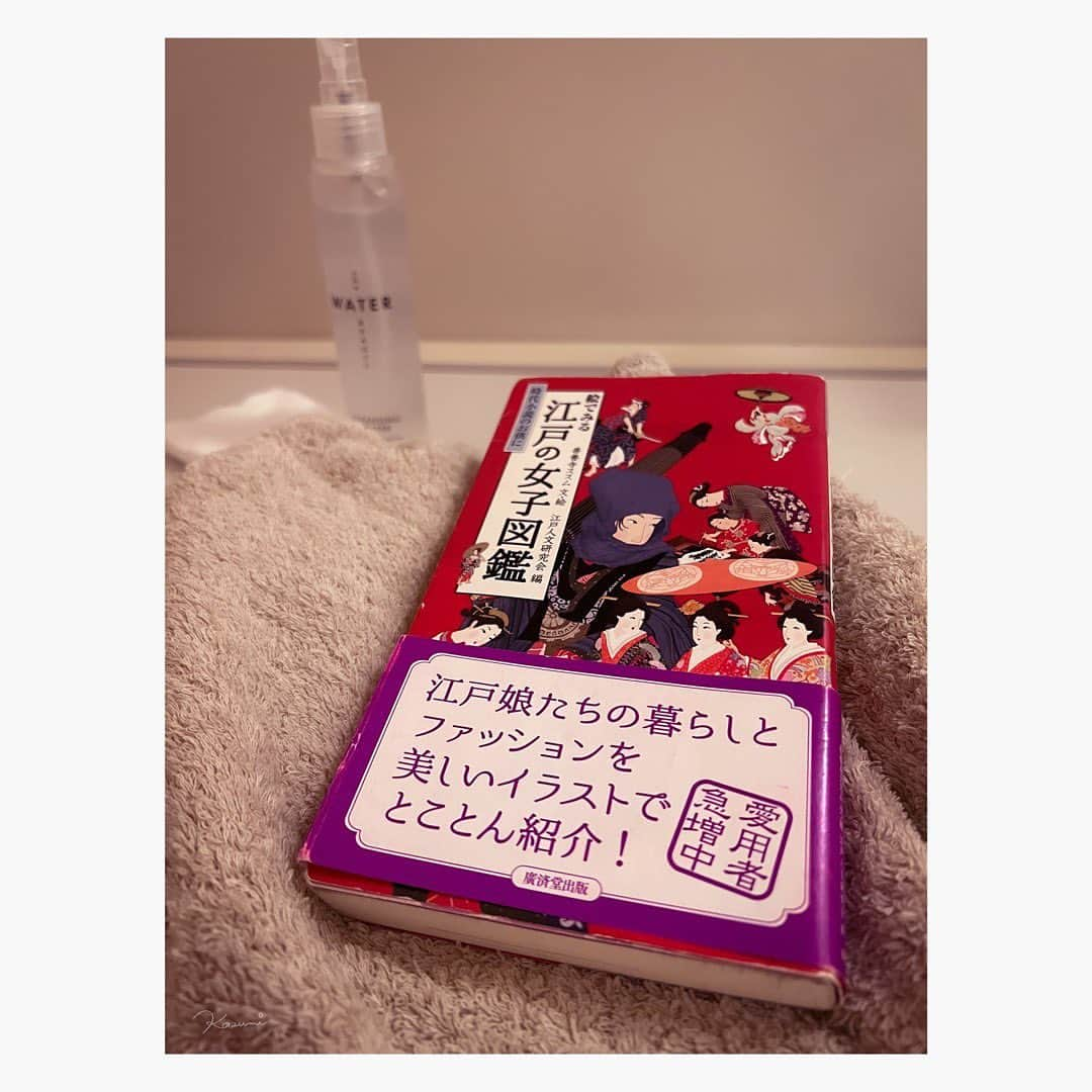 花澄のインスタグラム：「昔、四谷怪談をやった時に買った本を 読み直しています。  ところで、「相棒」の影響でしょうか？ 写真集がまた動いていて嬉しいです。 どうやっても梱包のテープ貼りが 下手くそなのですが 本日分もわたしの手で発送いたしました。 ありがとうございます。😉  ちなみに感想もたくさん頂くのですが 今までで一番心に残っていることばは  「毎晩寝る前にこの本を見るんです。 この写真がとくに一番好きで、これを見ると まるで子宮の中に帰ったような気持ちなって よく眠れるんです」  ということばで 深く残っています。😌」