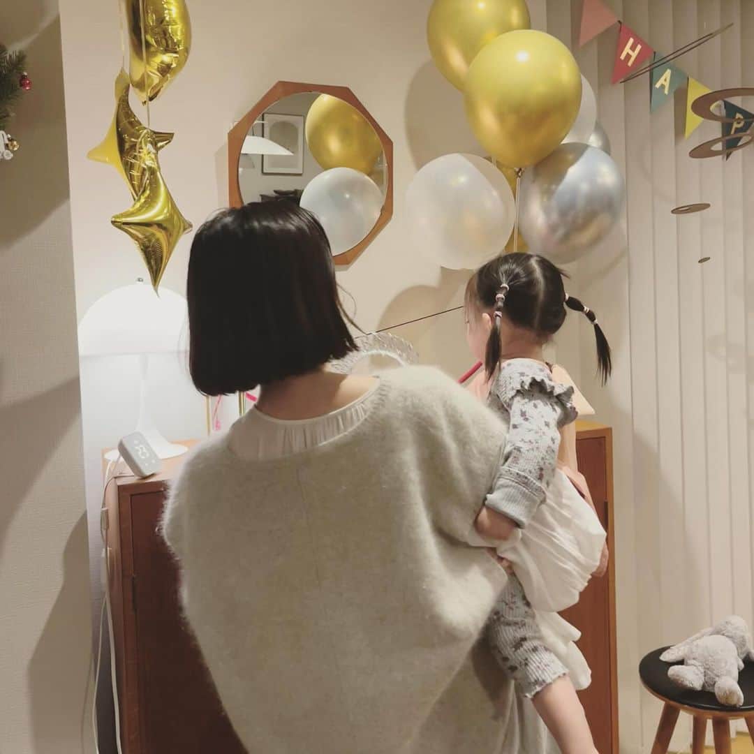 タイナカ彩智のインスタグラム：「個人的に、イベント盛りだくさんの冬が始まっています。 今日は娘の2歳のお誕生日でした。  2人目だから少しは楽だと思っていた出産は、話が違ーう！！と叫びたくなりながらの激痛出産、女の子だから楽よと聞いていた割には、いやいや息子より全然寝ないわ、暴れるわ。🐅  私に手をかけてよね、と言わんばかりに、しっかりと手のかかる娘。👧  がしかし、娘にもらった寝不足も疲れも、全部帳消しにされてしまうほどに、めちゃくちゃ可愛い。とびきり、可愛い。何だ、この生き物は。やりたい放題。  おめでとう、愛してるよ！ 2歳は、寝てください。🥺💗」