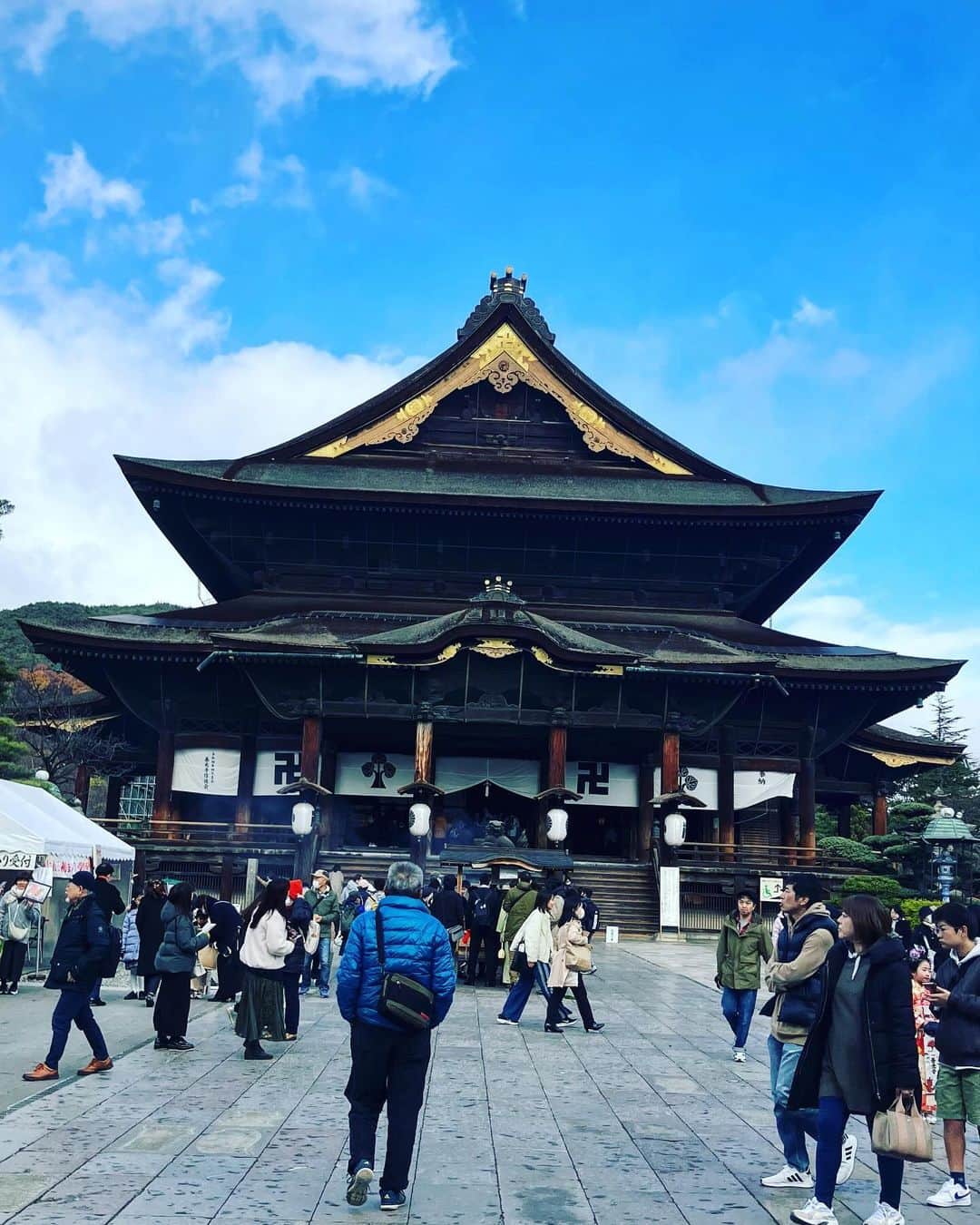 西田一紀さんのインスタグラム写真 - (西田一紀Instagram)「本日は長野おおきにでした。 人も町もええところで、機嫌ようやらせていただきました。 明日は金沢、引き続きKALMAさんにお付き合い頂きます。 宜しゅうに。  #長野 #善光寺 #珈琲 #喫茶店 #ギター #神と仏」11月25日 22時51分 - kazukeith0529