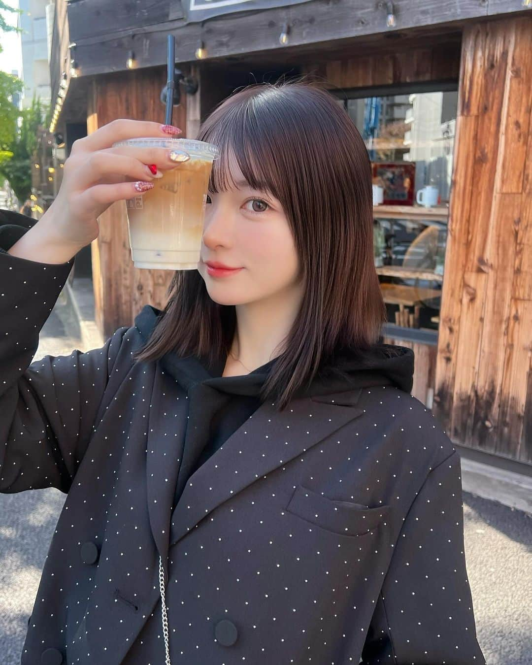 中山恵美生のインスタグラム：「とある日☕️🎀 2枚目は暑すぎる時の顔🙄笑  撮影のない日は髪短いです💁🏻‍♀️  顔周りのみエクステ付けてもらってるよ♡ アンクのエクステめっちゃ馴染むし とにかく持ちが良すぎるので大好き🎀  カラーはずっと暗め〜👸🏻🫶🏻 全て @mizuki_056 さんにお願いしているよ🎀  ちなみにロングの日は部分用ウィッグ✌️  髪早く伸びろ〜って言いつつも、 どちらも楽しめる今が最高🎀🩷」