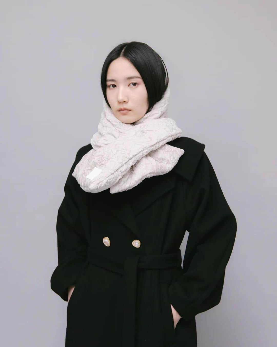 M U R R A Lさんのインスタグラム写真 - (M U R R A LInstagram)「. 【Curvy wool coat 】  繊密なパターン設計によるボディーシェイプと流れるようにボリュームを持たせたスリーブライン。  身体美を讃えるかのようなウールコート。  ウール糸にはS100原料を使用している為、暖かさと軽さを兼ね備えている。  オリジナルボタンが透明感を演出し、艶やかな表情に。 色彩は優しく穏やかで優美な冬を演出する逸品。  #MURRAL #23FW #FRAGLE」11月25日 22時55分 - murralofficial