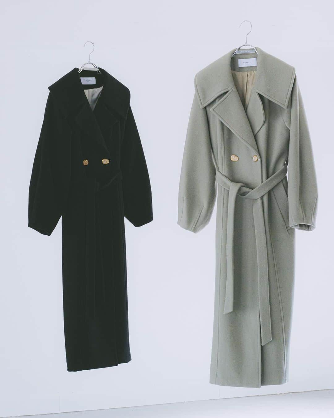 M U R R A Lのインスタグラム：「. 【Curvy wool coat 】  繊密なパターン設計によるボディーシェイプと流れるようにボリュームを持たせたスリーブライン。  身体美を讃えるかのようなウールコート。  ウール糸にはS100原料を使用している為、暖かさと軽さを兼ね備えている。  オリジナルボタンが透明感を演出し、艶やかな表情に。 色彩は優しく穏やかで優美な冬を演出する逸品。  #MURRAL #23FW #FRAGLE」