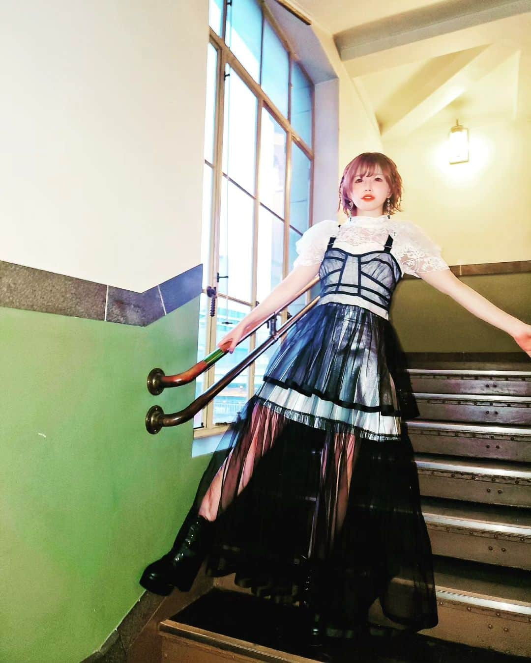 Machicoさんのインスタグラム写真 - (MachicoInstagram)「C 11/25@ アニメ・ステラー公開収録✨ styling: @tsubasashimoda 👗 白×黒🤍🖤ブラウスもチュールワンピもふりふりでかわゆかったあ～のにアップのまちこ悪い顔😈 #Machico #アニテラ #衣装 #衣装記録」11月25日 22時58分 - machico_3s25