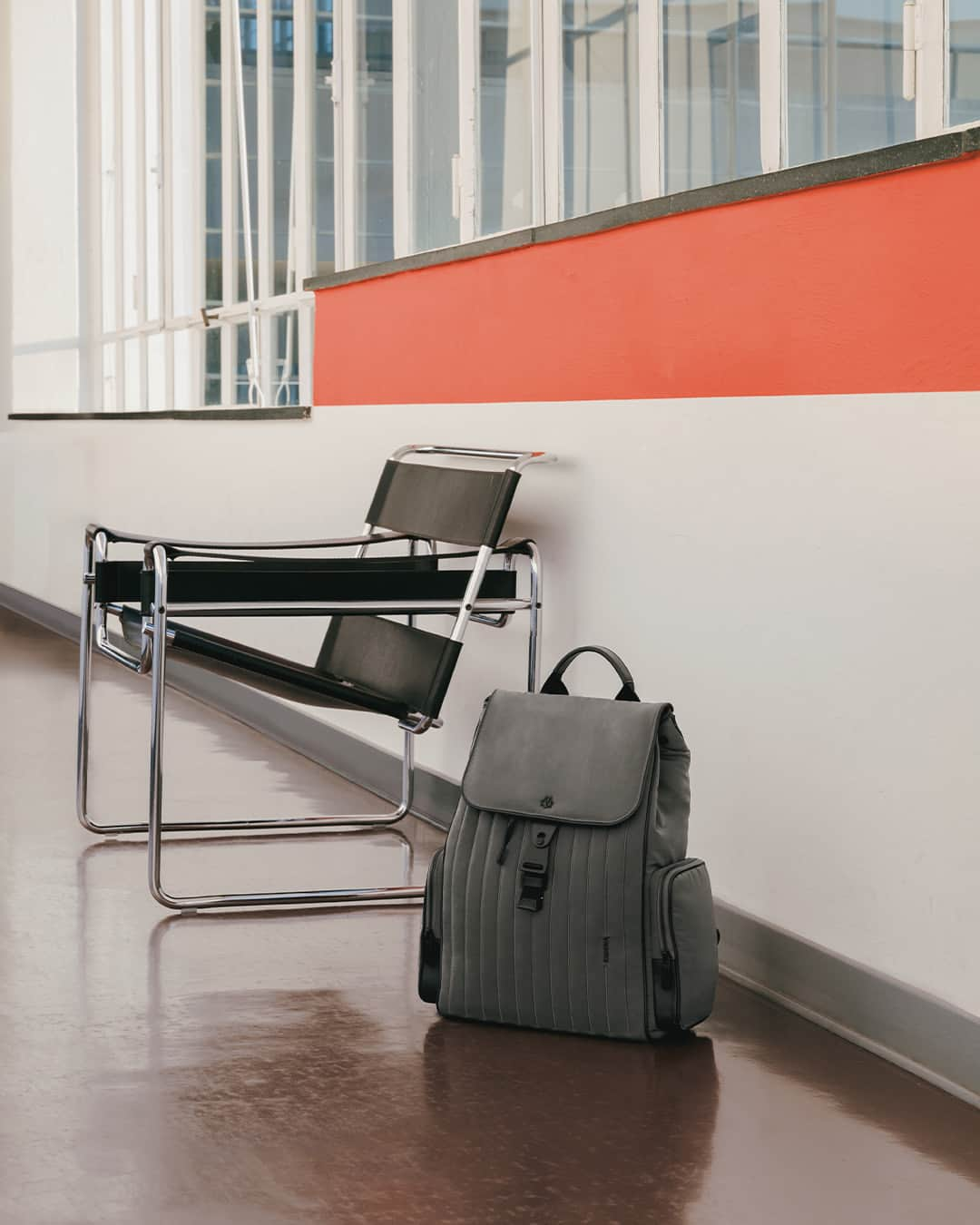 リモワさんのインスタグラム写真 - (リモワInstagram)「Captured within the colour-blocked modernist interiors of the Bauhaus Dessau building and beside Marcel Breuer's iconic Wassily Chair, the RIMOWA Never Still Flap Large Backpack in Slate finds its place.  Gropius, Walter Architektur Bauhaus Gebäude Dessau © VG Bild-Kunst, Bonn 2023  Bauhaus Dessau Foundation」11月25日 23時00分 - rimowa