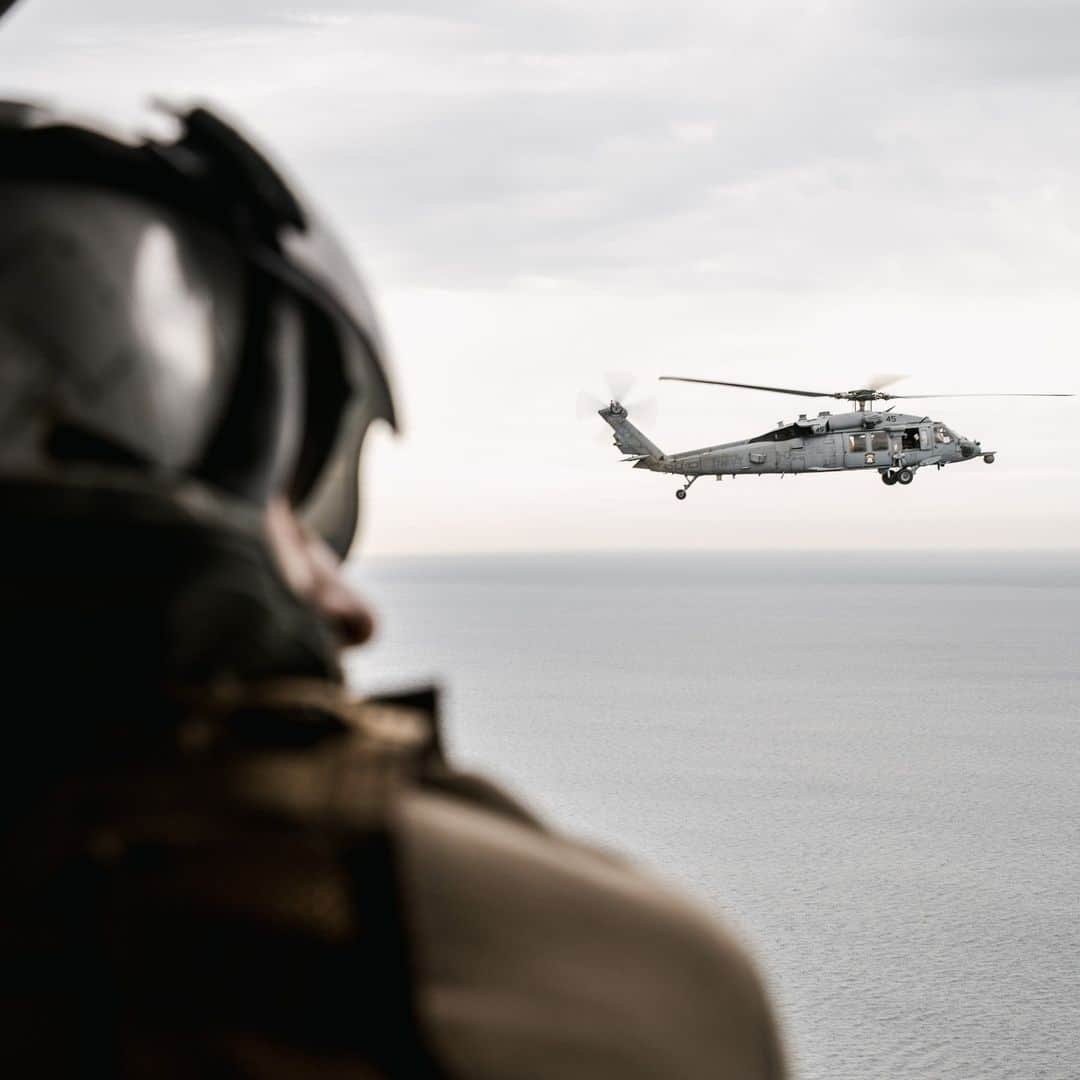 アメリカ海兵隊さんのインスタグラム写真 - (アメリカ海兵隊Instagram)「En Route 🚁   📍 Camp Pendleton, C.A. (Nov. 15, 2023)  @usnavy Aviation Boatswain’s Mate 3rd Class Dillon Ray, assigned to Helicopter Sea Combat Squadron (HSC) 23, executes a survey flight over a simulated disaster relief site.  The flight supported foreign humanitarian assistance training with the 15th Marine Expeditionary Unit. The @15thmeu is currently embarked aboard the Boxer Amphibious Ready Group, conducting integrated training and routine operations in U.S. 3rd Fleet.   📷 (U.S. Marine Corps photo by Cpl. Joseph Helms)  #Marines #USMC」11月25日 23時00分 - marines