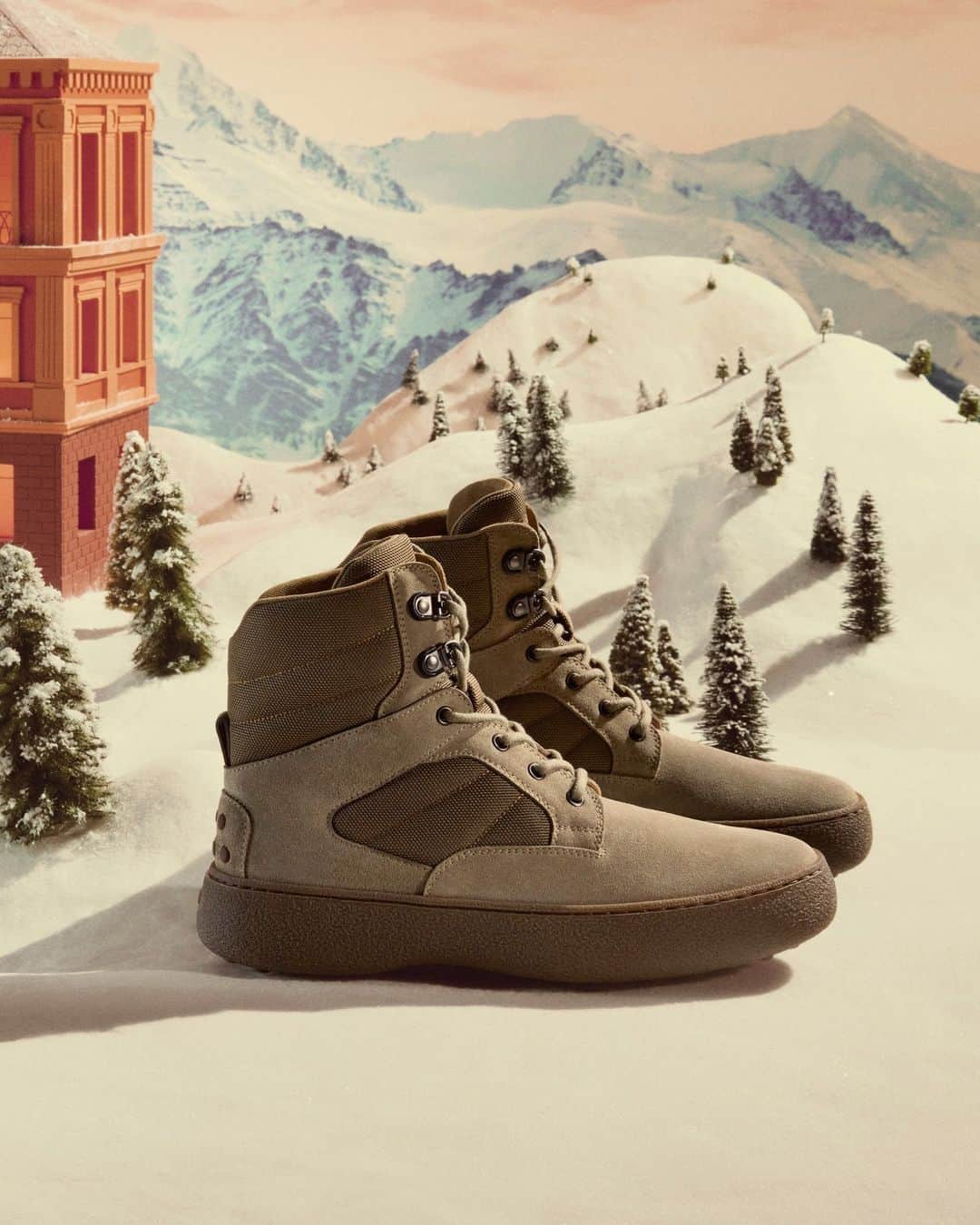 トッズさんのインスタグラム写真 - (トッズInstagram)「Tod’s House of Magic. Enjoy the winter wonderland with Tod’s shoes: the sneakers or the iconic Tod’s W.G. ankle boots are the perfect gift for you and your loved ones.  #TodsHolidays #TodsHouseofMagic #Tods」11月25日 23時00分 - tods