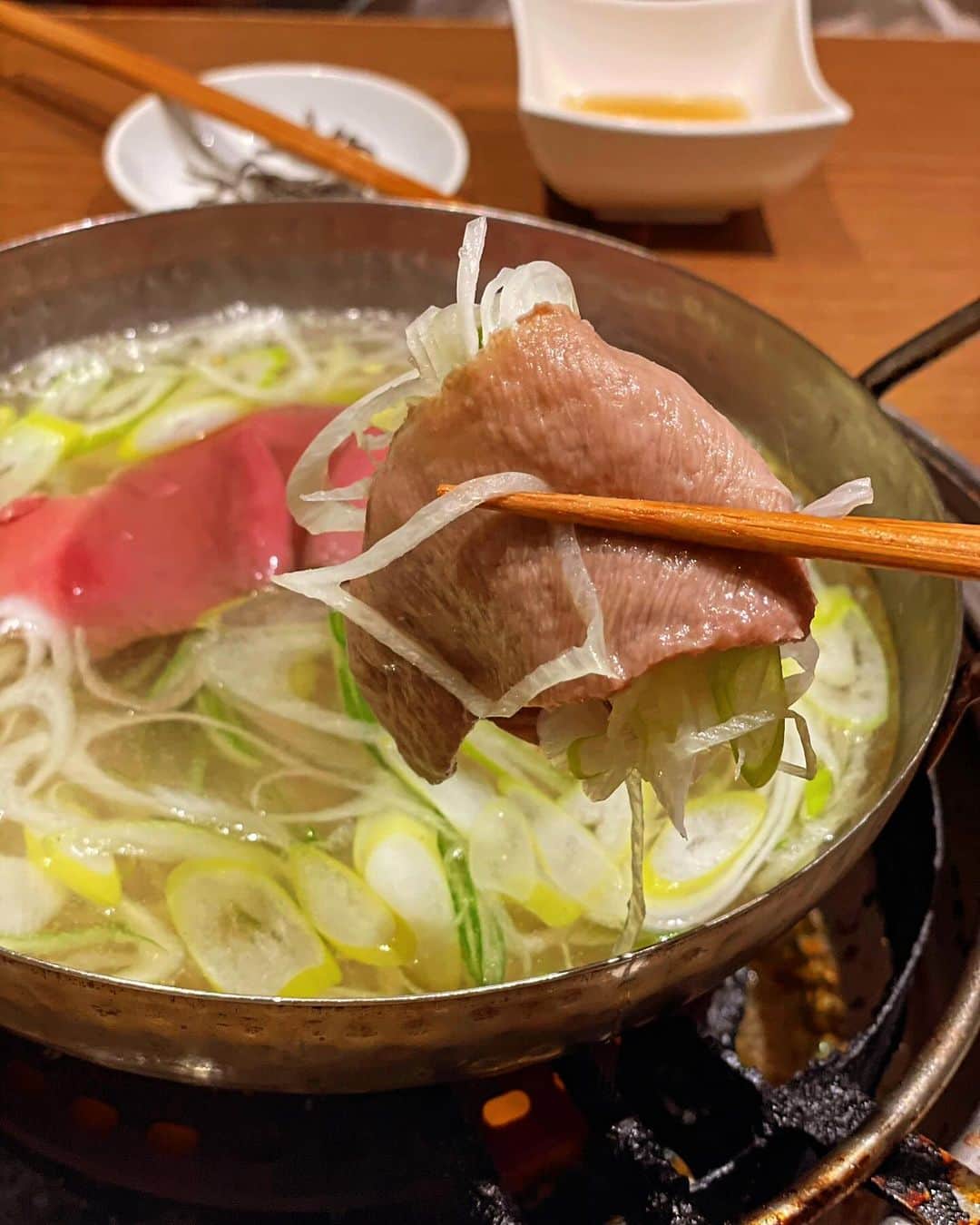 小松彩夏さんのインスタグラム写真 - (小松彩夏Instagram)「⁡ ⁡ 先日、大好きな【タンとタン焼肉いわしげ】へ 行ってきました🥩 ⁡ 私、タンが大好きなんです...😍❤️ ⁡ 仙台に引っ越してきてから今まで以上にタンを食べるようになって、なかなかタンにはうるさくなった私🙋‍♀️笑 ⁡ そんな私を大満足させたコースがこちら💁‍♀️✨ ⁡ タンの魅力を一通り楽しめる定番の 【タンとタンおまかせコース】  〜コース内容〜 一、キムチ 一、ナムル 一、特選黒タン炙りユッケ 一、特選黒タンのサイコロステーキ 一、特選タンのステーキ/ネギタン/ニンニクタンの3種盛り合わせ 一、牛タンつくね 一、本日の特選和牛焼肉3種盛り合わせ 　　(特選カルビ /特選ロース/ 得意のツラミ) 一、特選タンのシャブシャブ 一、牛タンタン麺 ⁡ まず、すごい量ですよね😂⁉️ ⁡ それが驚くほど美味し過ぎてペロリなのです😜❤️ ⁡ 特に私が好きなのは特選黒タン炙りユッケ✨ 新鮮なタンを卵に絡めて食べると…、もう優勝🏆👏 ⁡ あとは特選タンのシャブシャブ✨ 柔らかいタンを軽くシャブシャブして、お出汁と塩昆布に絡めて食べたらもう幸せすぎます...❤️ ⁡ 最後の〆の牛タンタン麺まで本当にどれも美味しくて、タンを堪能することができました😍タンを堪能‼️笑 ⁡ 五反田駅からすぐでアクセスも👍 五タン田‼️😋笑 ⁡ またオススメのお店紹介しまーす❣️ ⁡ 一一一一一一一一一一一一一一一一一一一一一一一一 ⁡ 📍 【タンとタン焼肉いわしげ】 東京都品川区西五反田1-2-8FPGlinks五反田 8F ⁡ ランチ 11:30～14:00（LO 13:30） ディナー 17:00〜22:30（LO 22:00） ⁡ 一一一一一一一一一一一一一一一一一一一一一一一一 ⁡ ⁡ PR @yakiniku_iwashige #タンとタン焼肉いわしげ #五反田グルメ #五反田 焼肉 #五反田ディナー #五反田デート #五反田駅 #東京焼肉 #タン好き」11月25日 23時00分 - official_ayaka_502