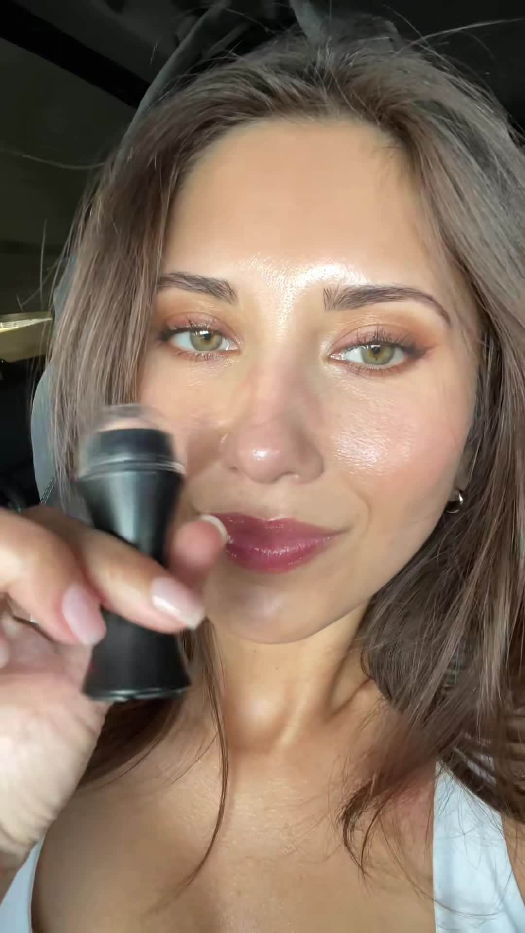 Revlonのインスタグラム：「Watch the oil disappear and the savings appear...in your @amazon cart!   Shop Black Friday deals NOW on Amazon through 11/27!  📹: @artcmakeup uses Oil Absorbing Volcanic Roller」